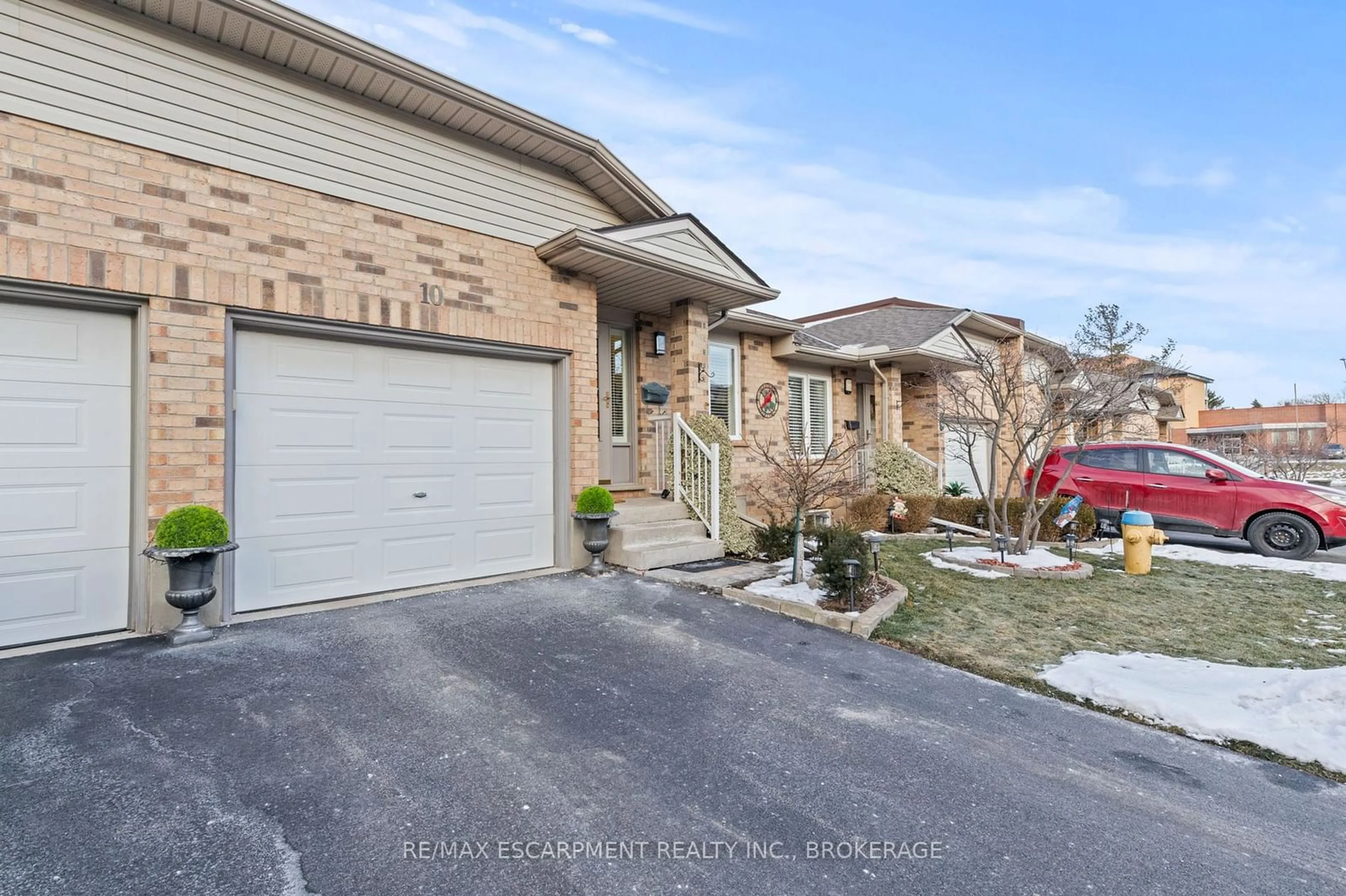 Home with brick exterior material, street for 19 Bartlett Ave #10, Grimsby Ontario L3M 5G6