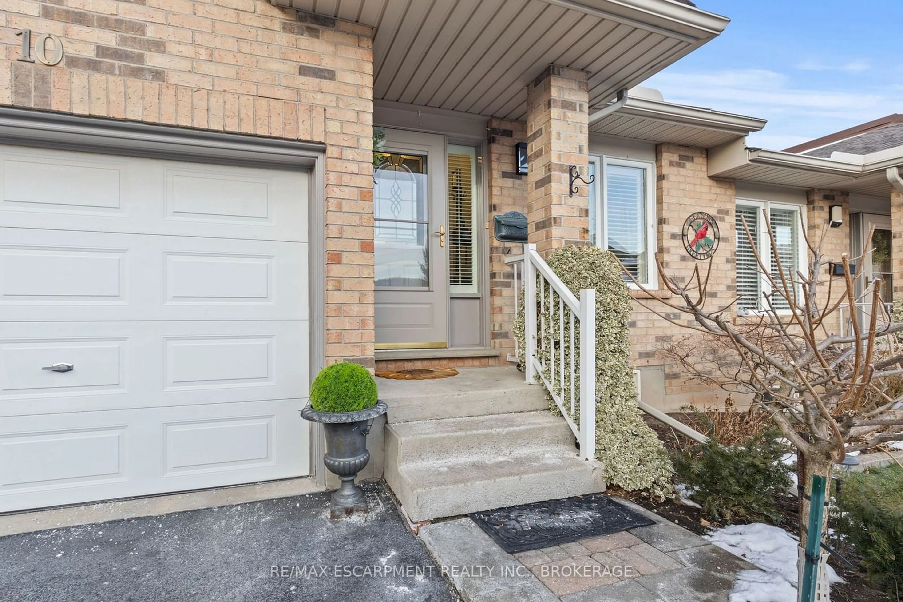 Indoor entryway for 19 Bartlett Ave #10, Grimsby Ontario L3M 5G6