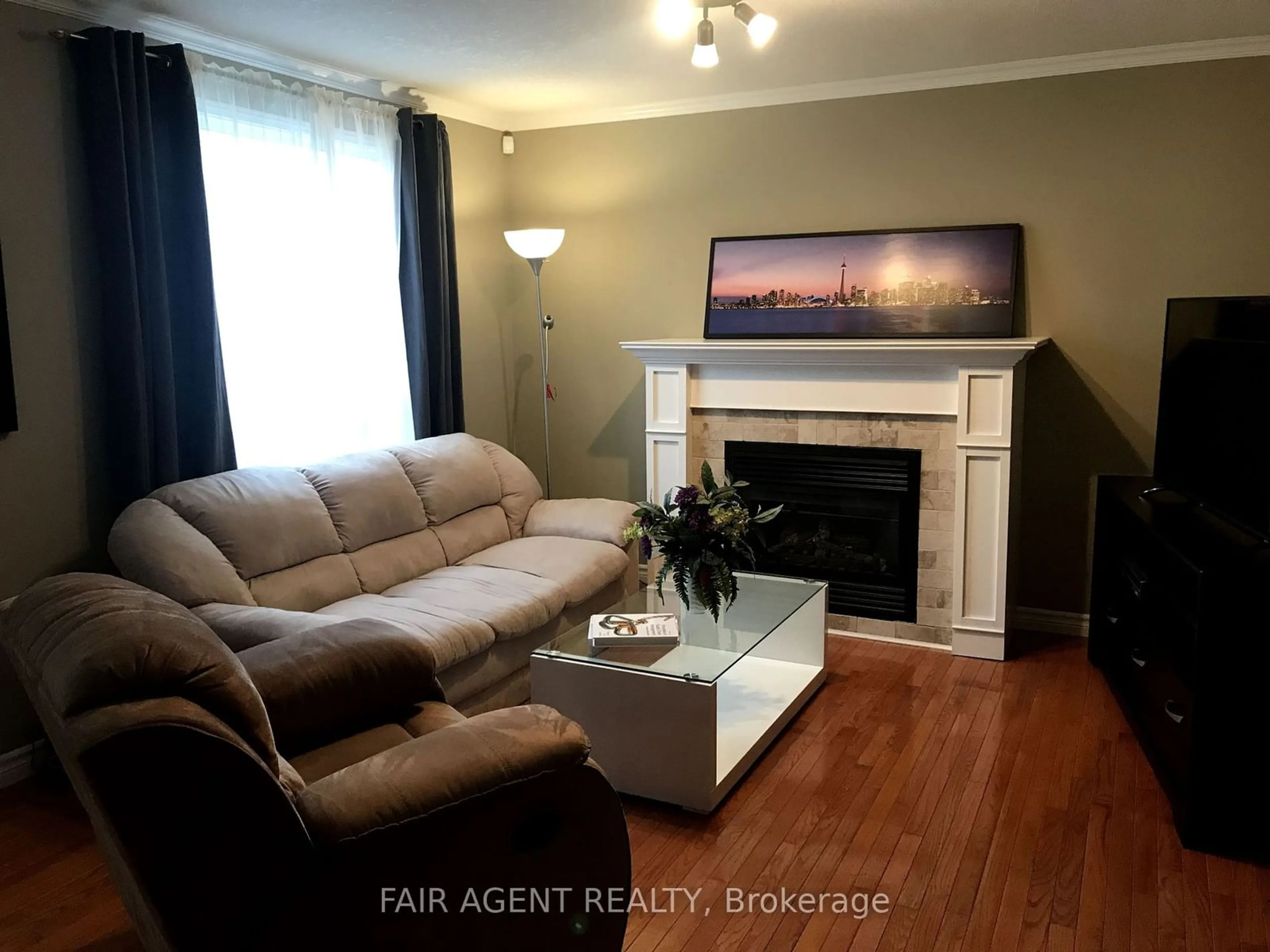 Living room with furniture, wood/laminate floor for 634 RIDGEVIEW Dr, London Ontario N5Y 5T8