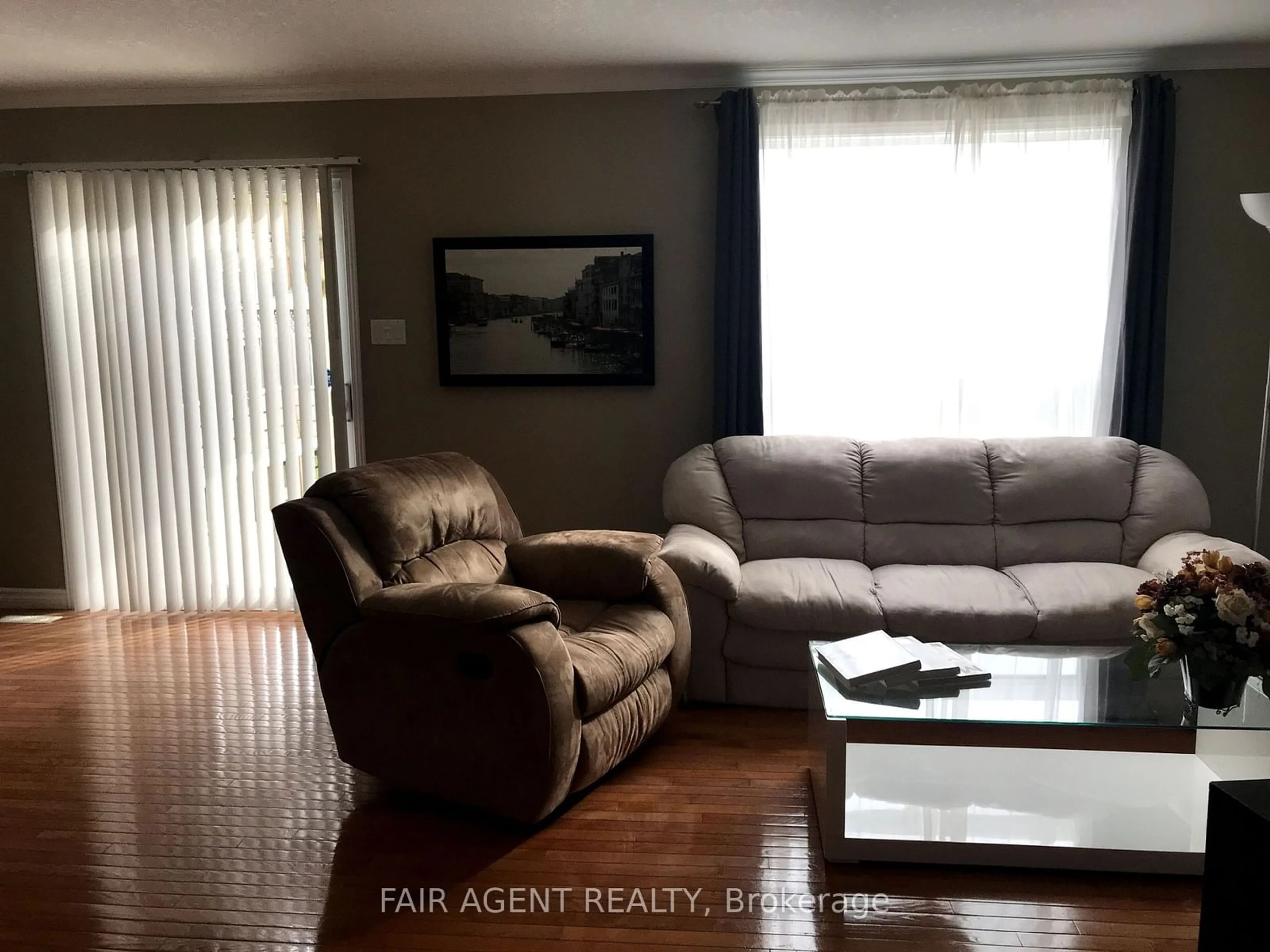 Living room with furniture, wood/laminate floor for 634 RIDGEVIEW Dr, London Ontario N5Y 5T8