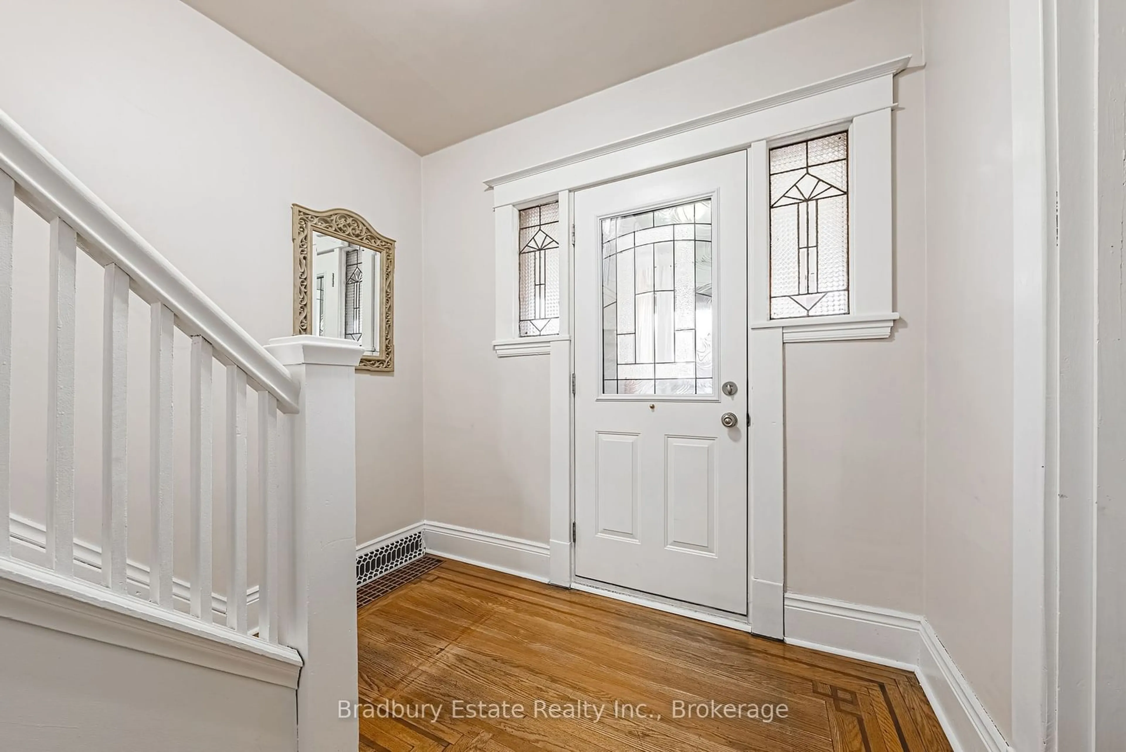 Indoor entryway for 89 Graham Ave, Hamilton Ontario L8K 2M2