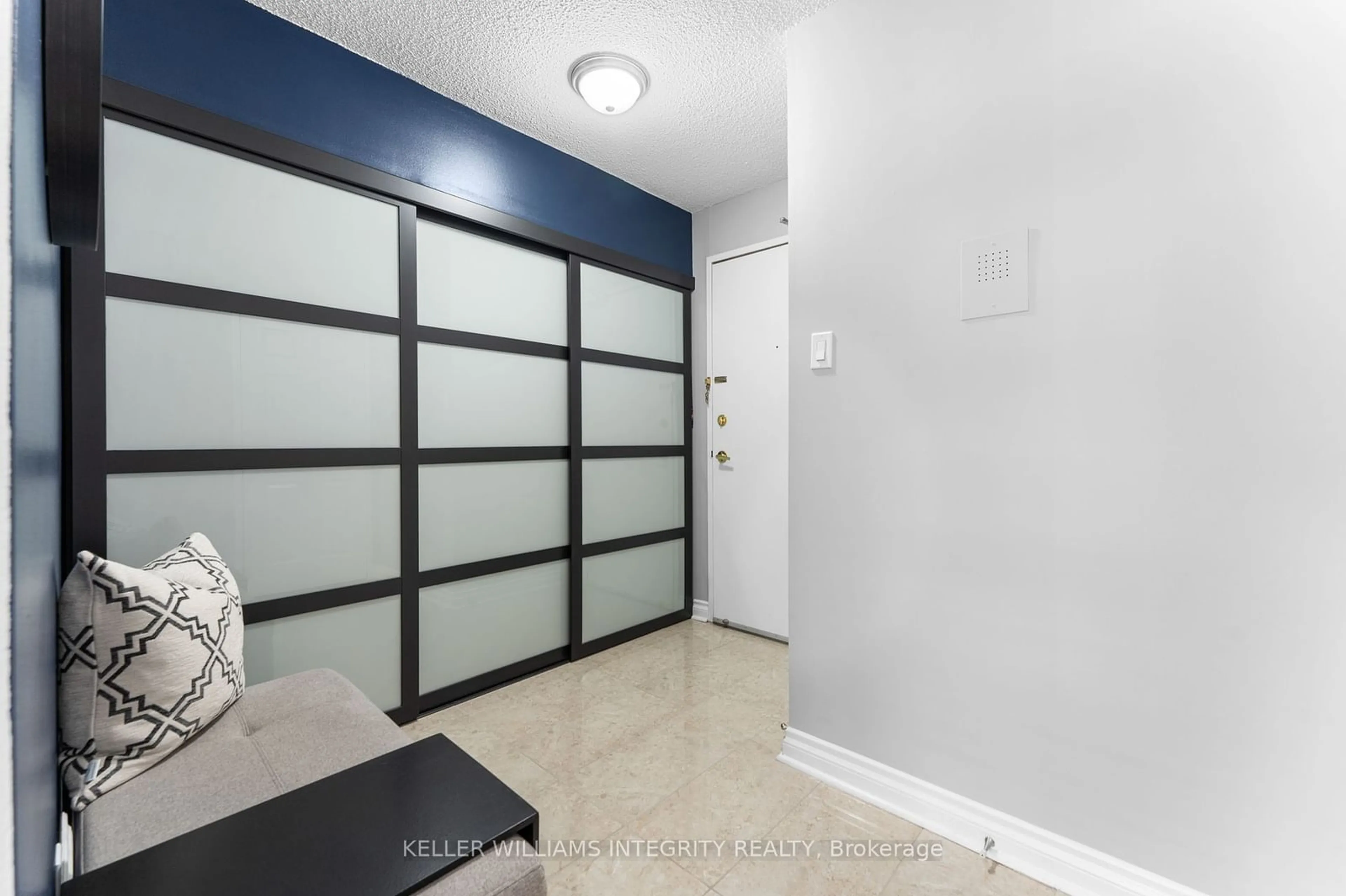 Indoor entryway for 158C McArthur Ave #804, Vanier and Kingsview Park Ontario K1L 8E7