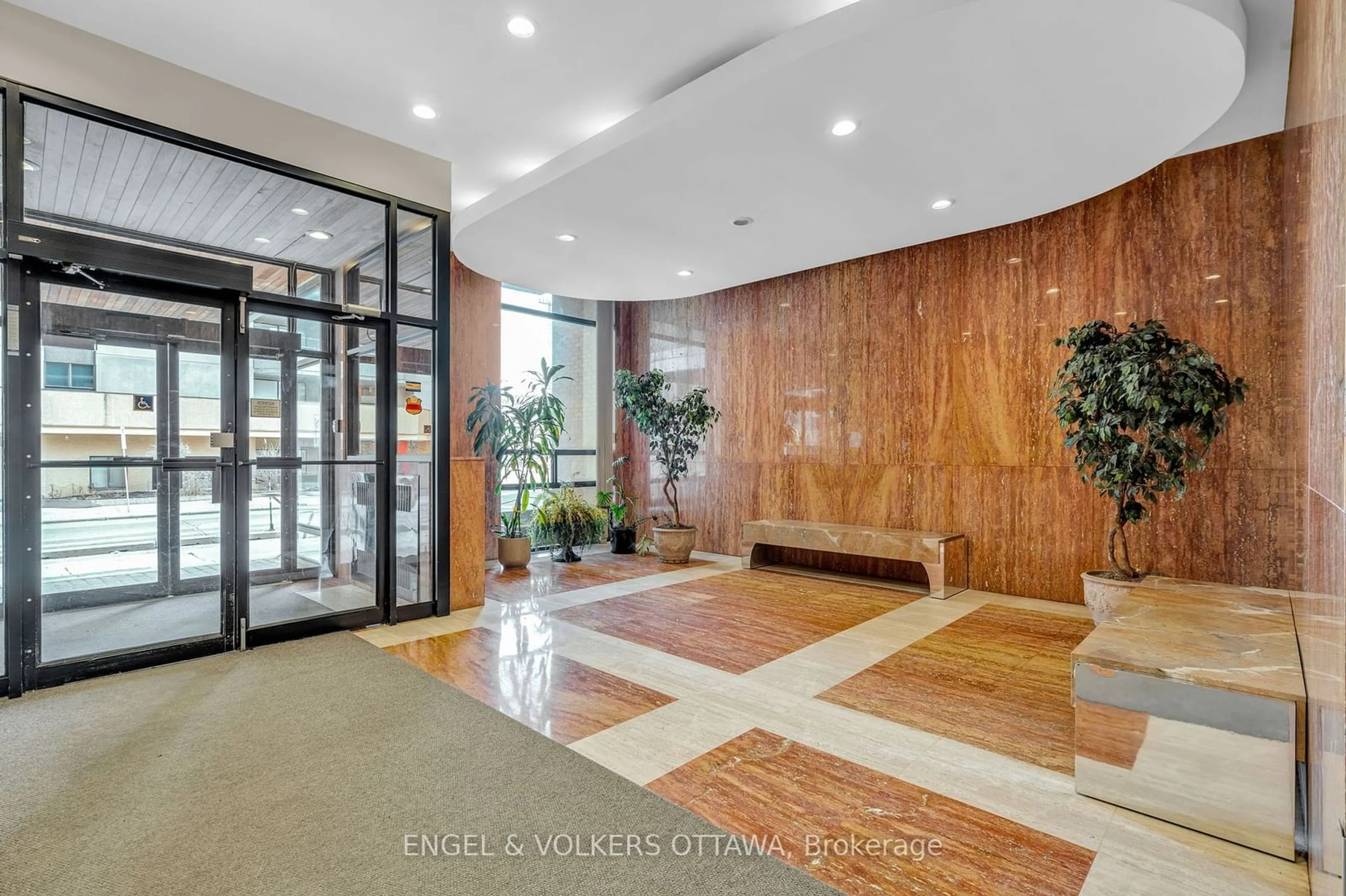 Indoor foyer for 475 LAURIER Ave #702, Ottawa Centre Ontario K1R 7X1