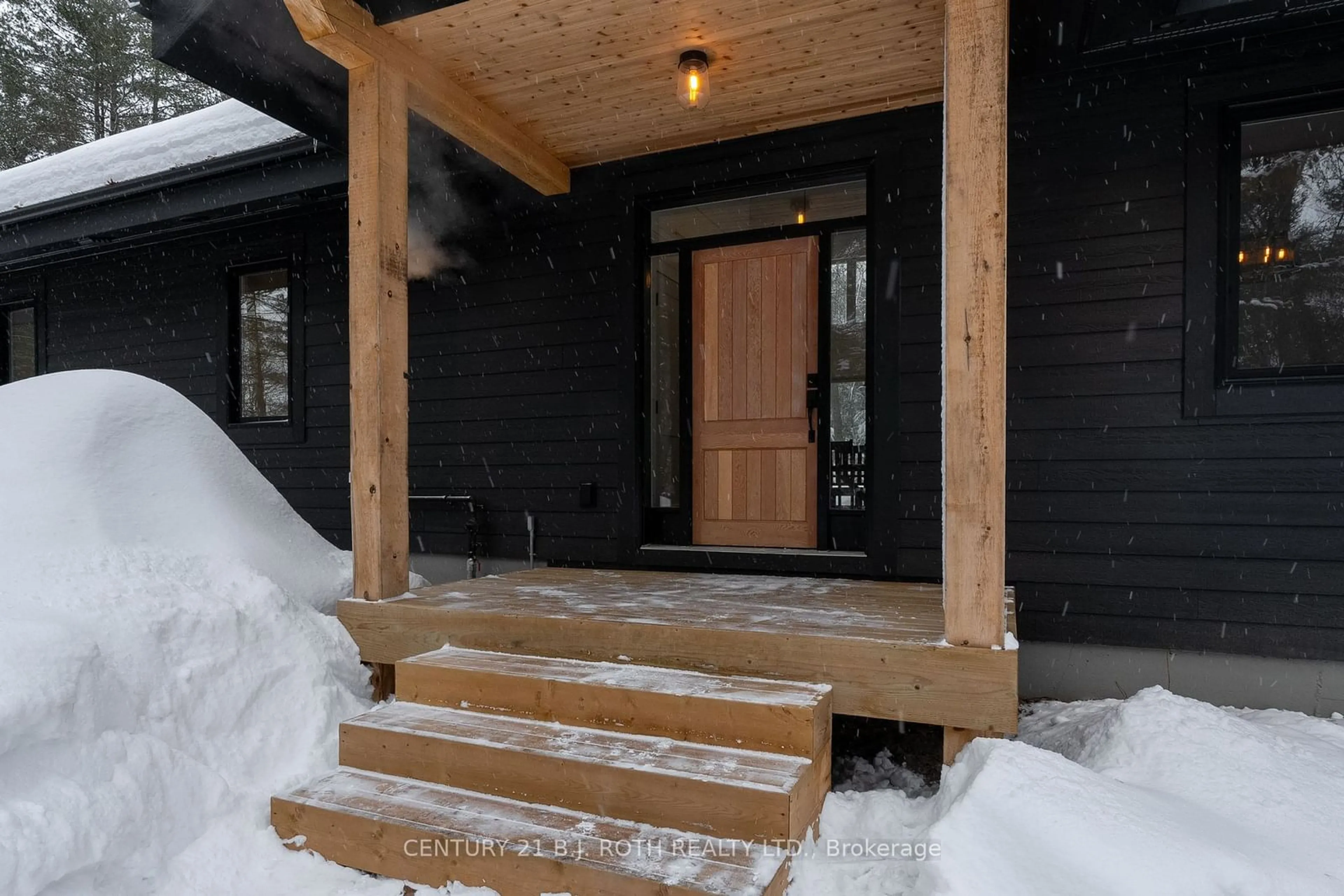 Indoor entryway for 1532 Southwood Rd, Gravenhurst Ontario P0E 1G0