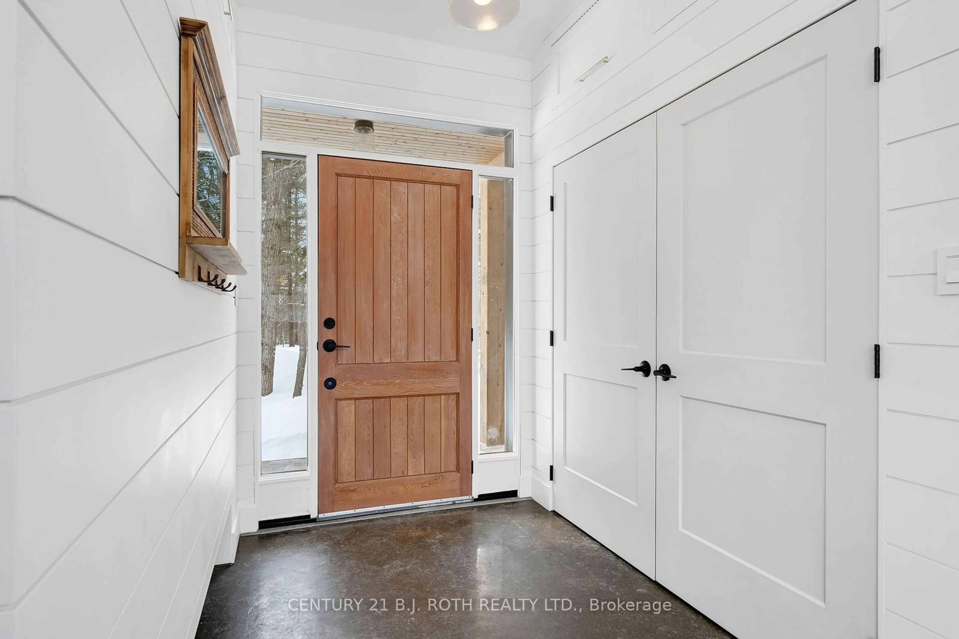 Indoor entryway for 1532 Southwood Rd, Gravenhurst Ontario P0E 1G0