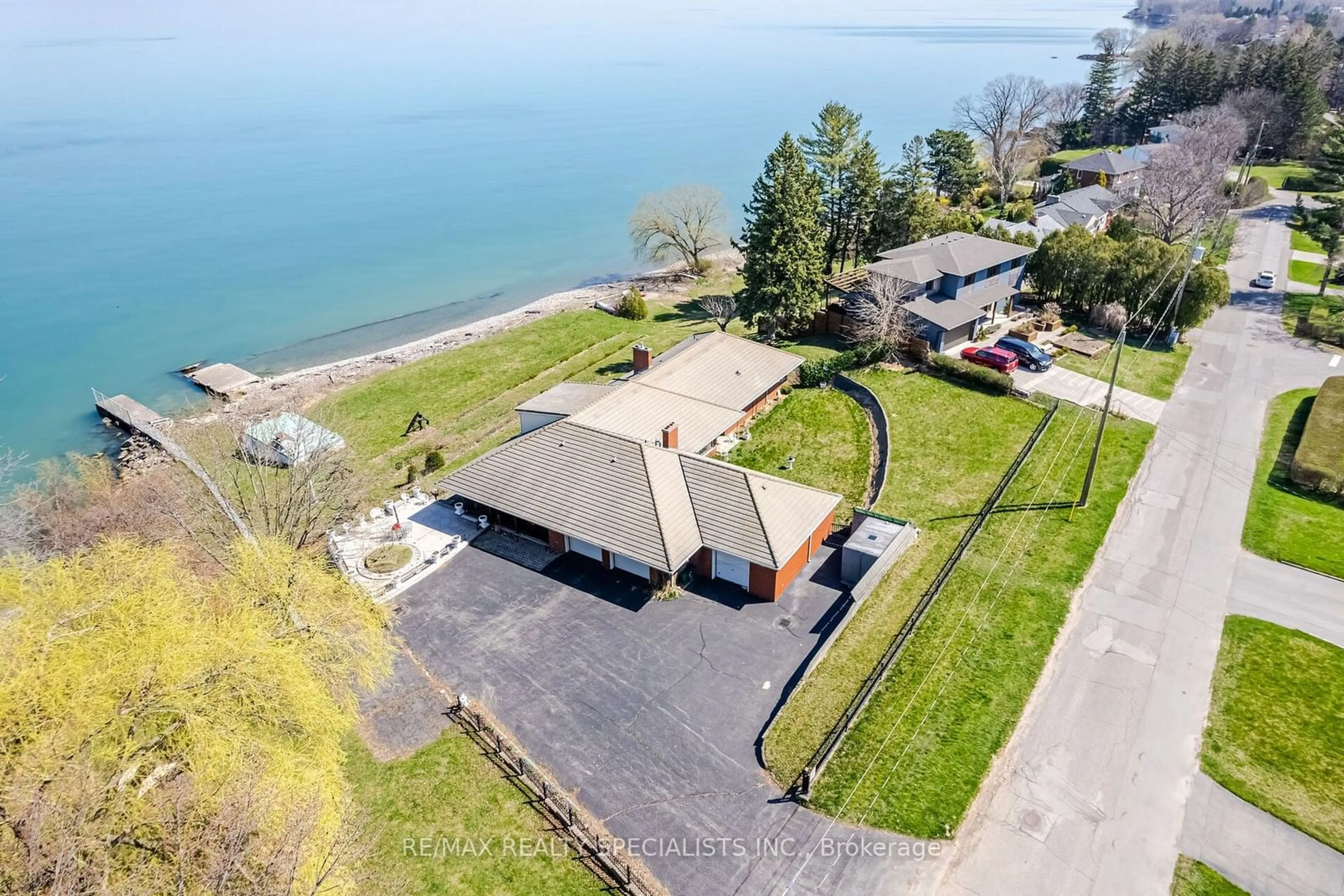 A pic from outside/outdoor area/front of a property/back of a property/a pic from drone, water/lake/river/ocean view for 2 Tupper Blvd, Grimsby Ontario L3M 2G2