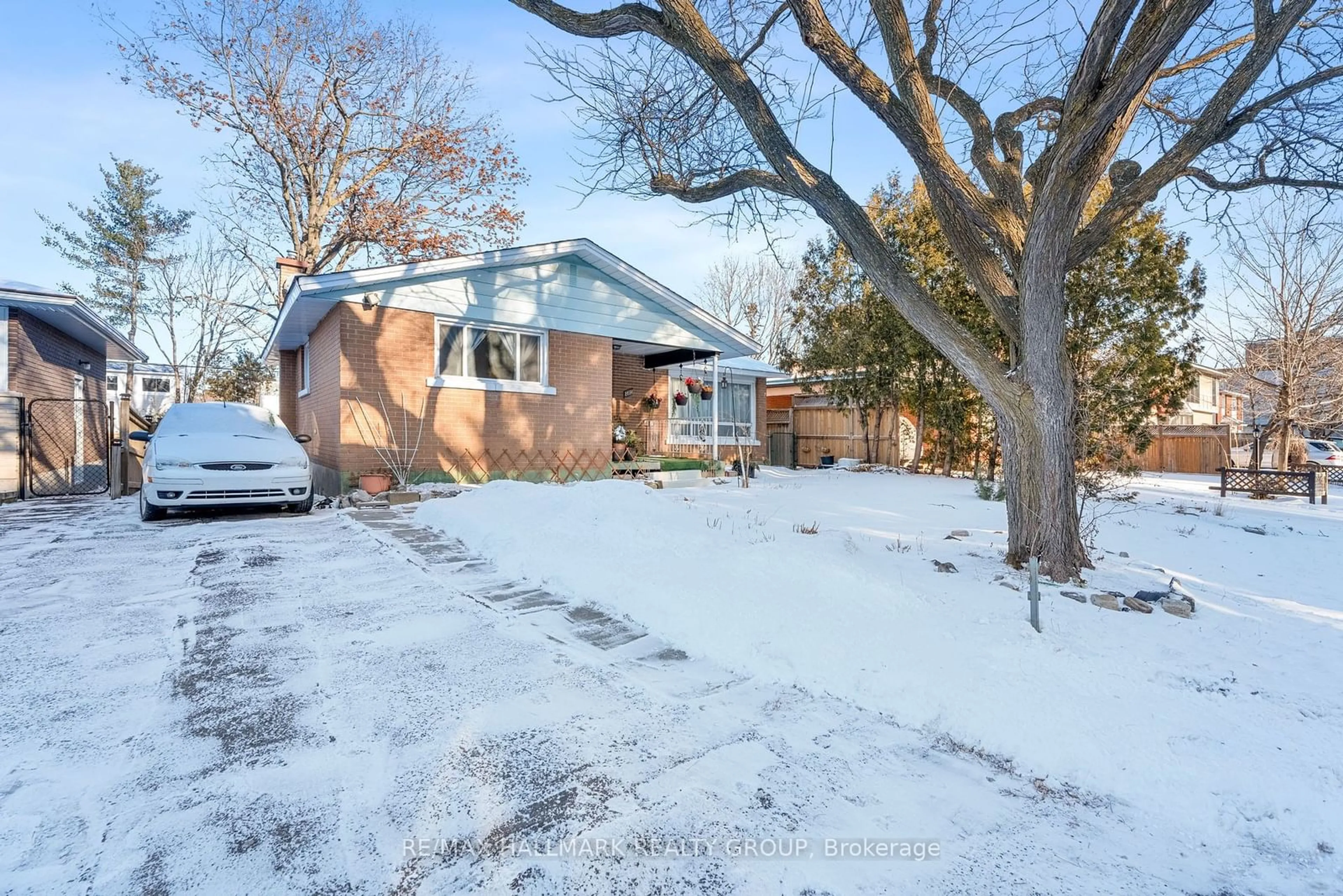 A pic from outside/outdoor area/front of a property/back of a property/a pic from drone, street for 2691 Marie St, Britannia - Lincoln Heights and Area Ontario K2B 7E3