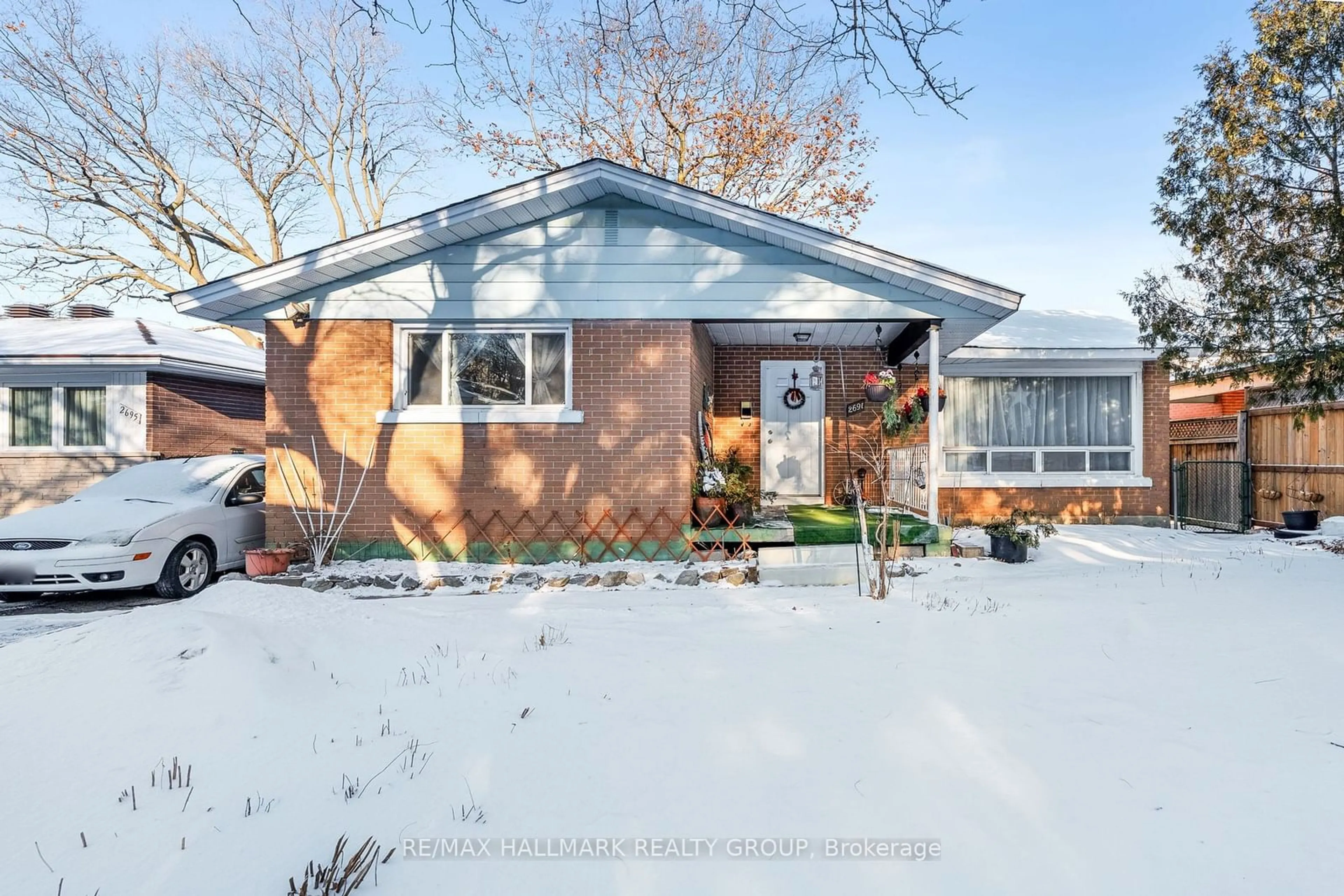 A pic from outside/outdoor area/front of a property/back of a property/a pic from drone, street for 2691 Marie St, Britannia - Lincoln Heights and Area Ontario K2B 7E3