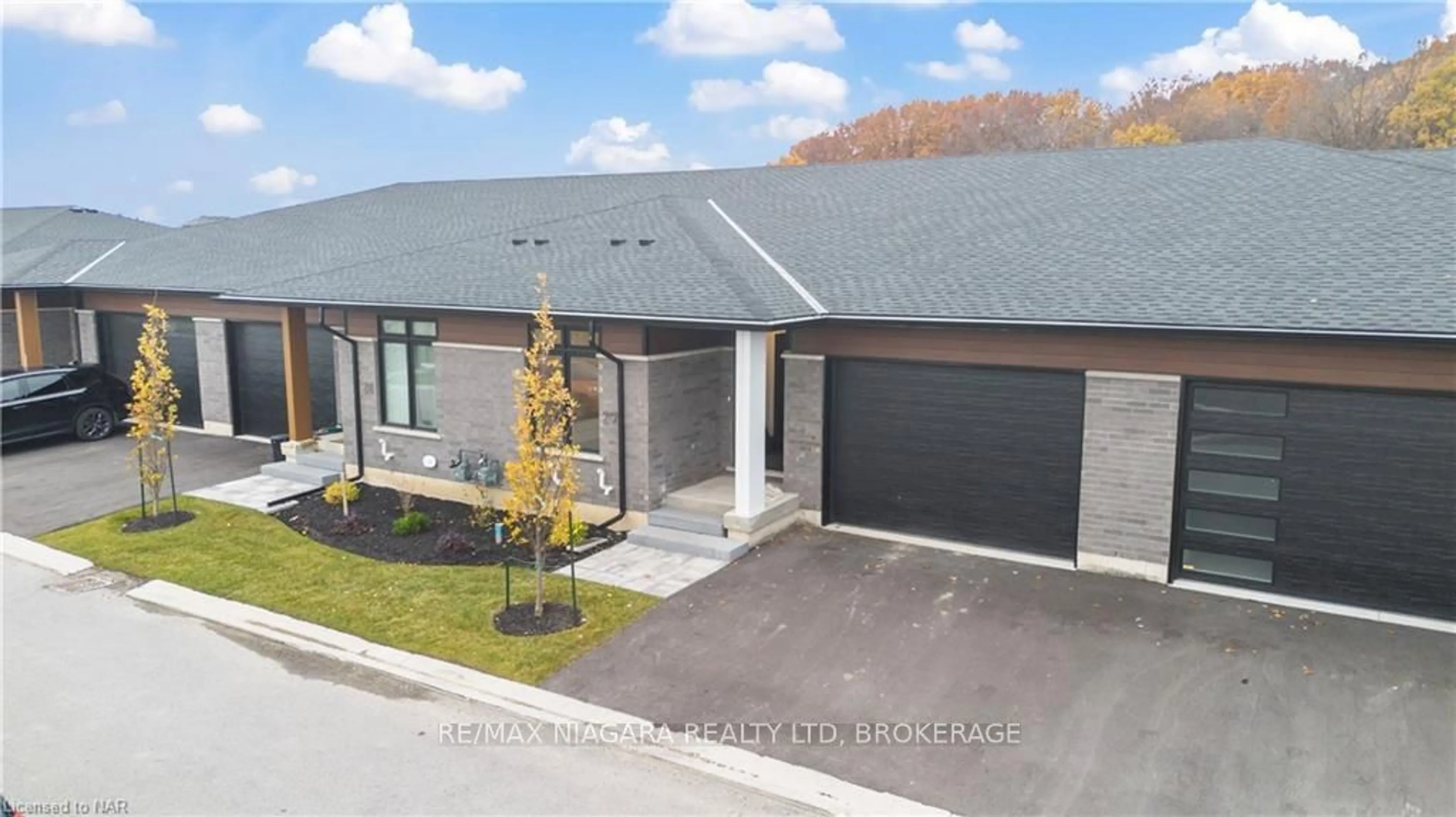 A pic from outside/outdoor area/front of a property/back of a property/a pic from drone, street for 300 RICHMOND St #2, Thorold Ontario L2V 5B9