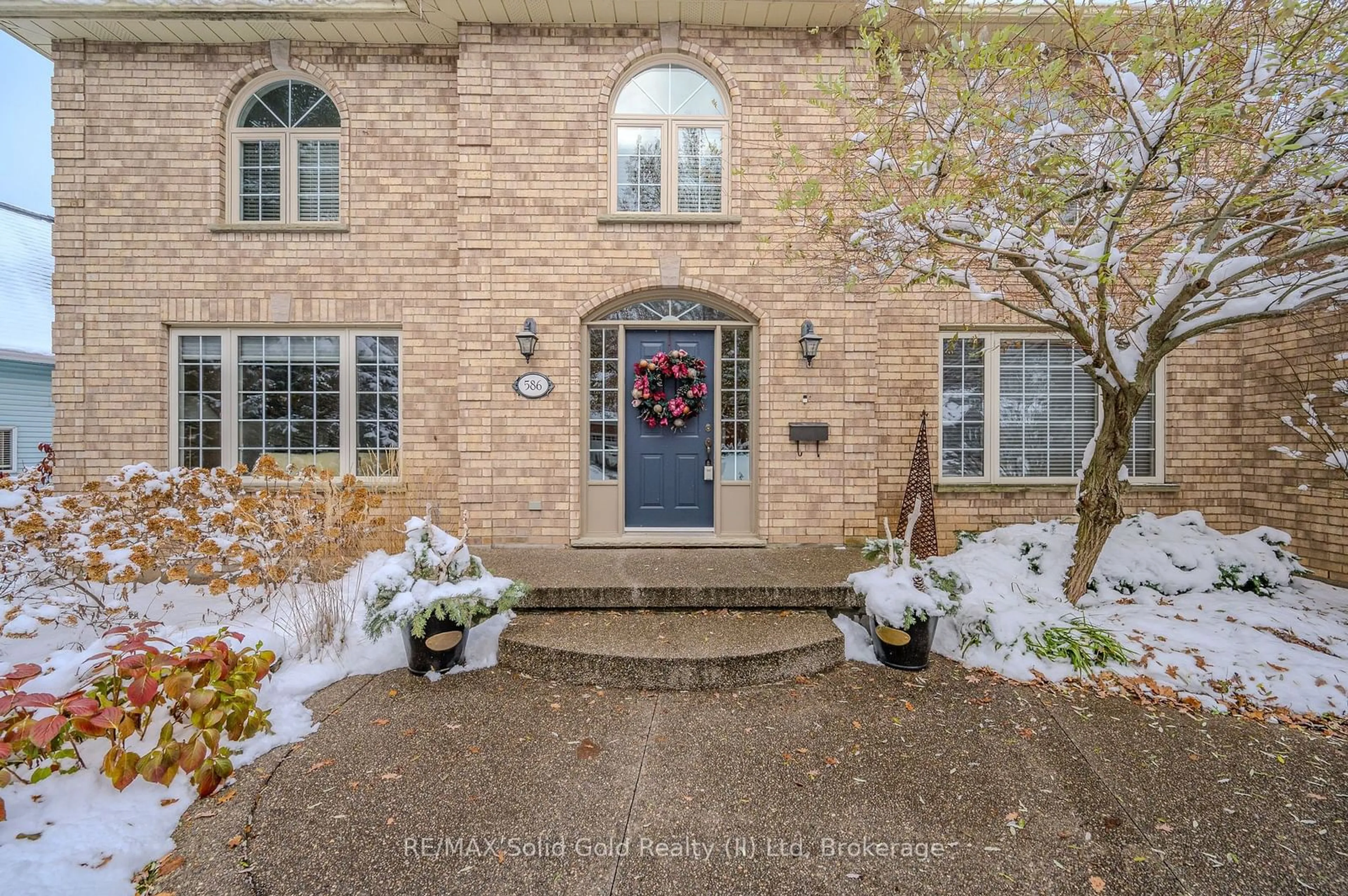 Indoor entryway for 586 Guildwood Pl, Waterloo Ontario N2K 3M4