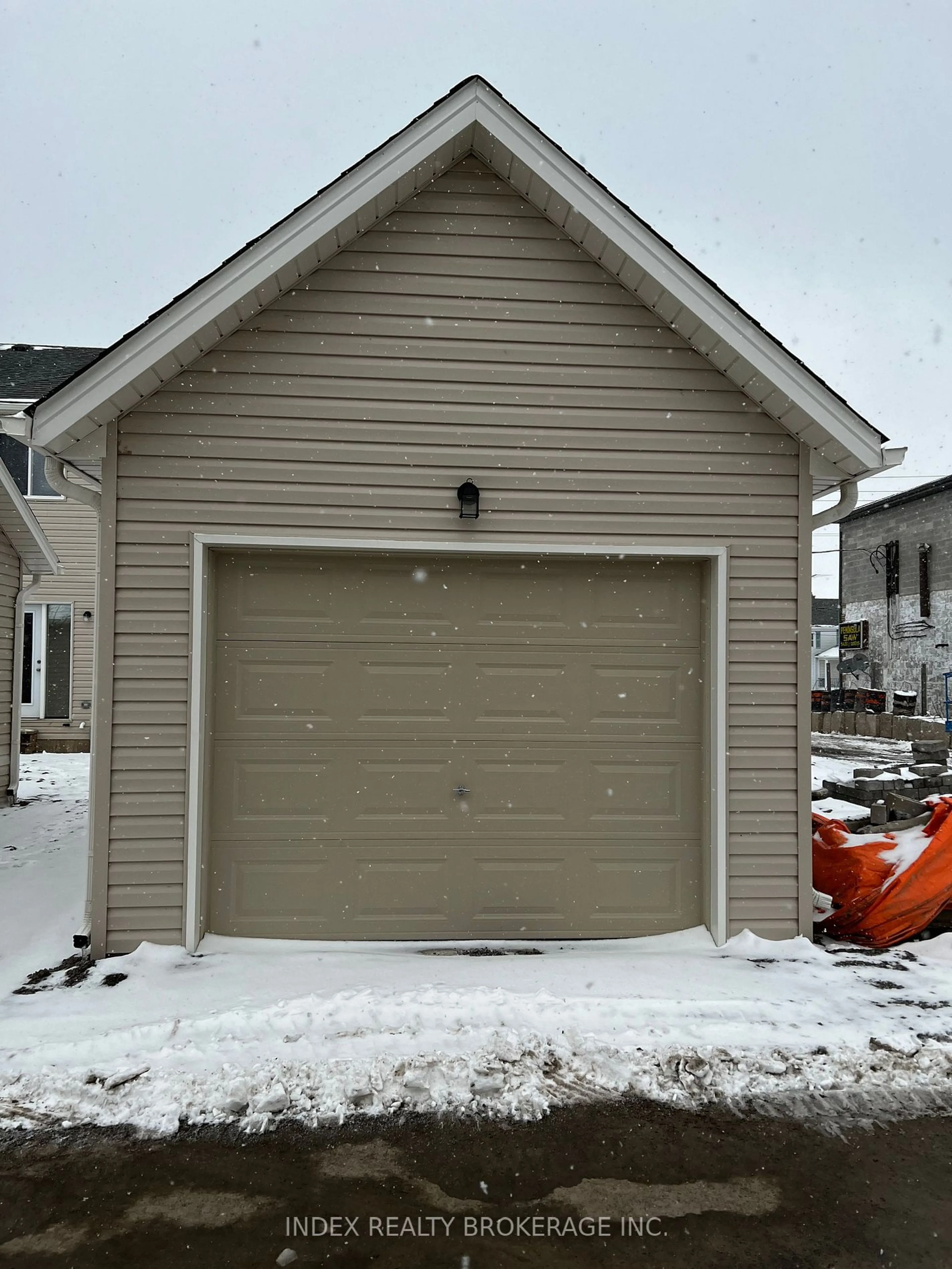 Indoor garage for 150 Broadway #1, Welland Ontario L3C 0J2