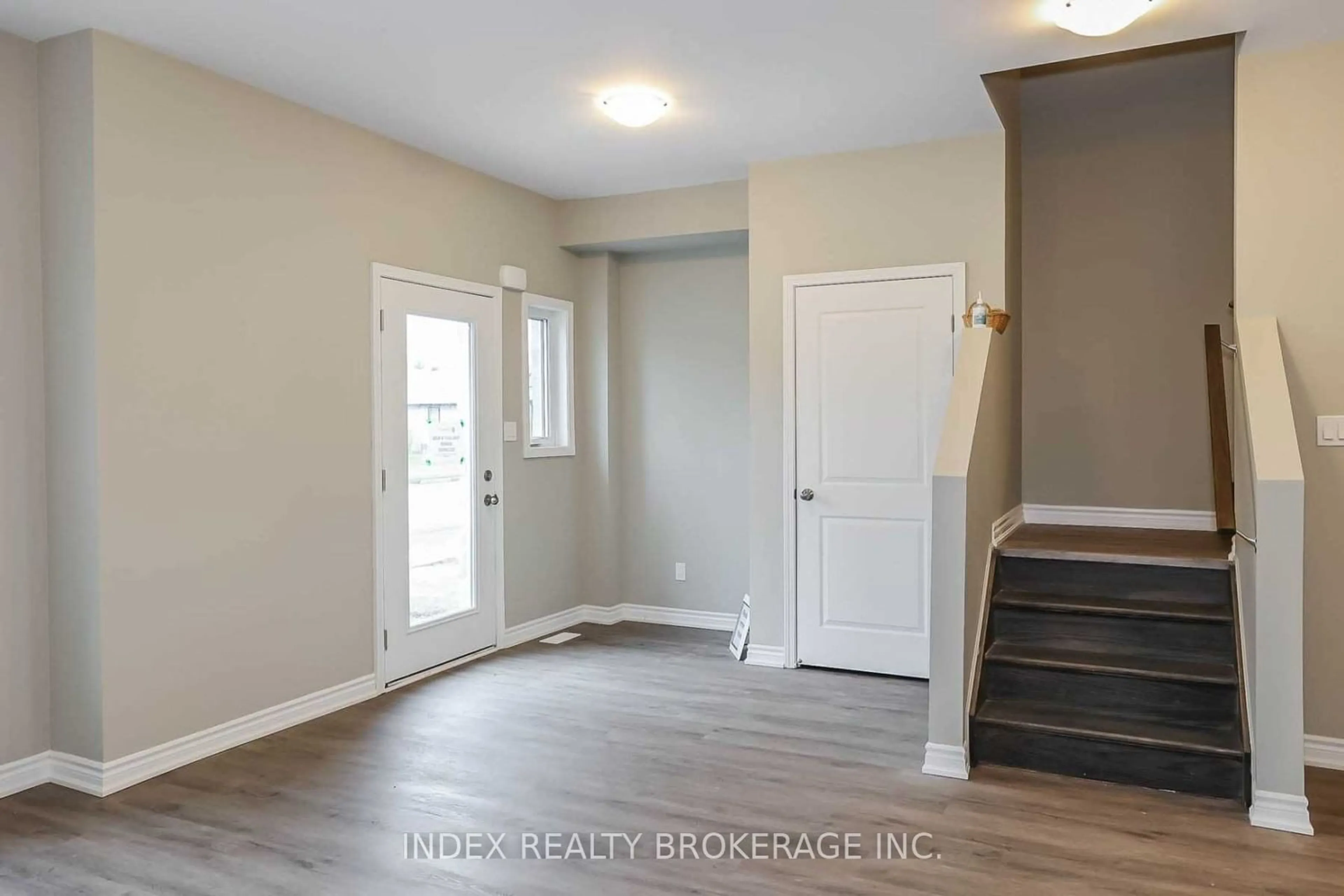 Indoor entryway for 150 Broadway #1, Welland Ontario L3C 0J2