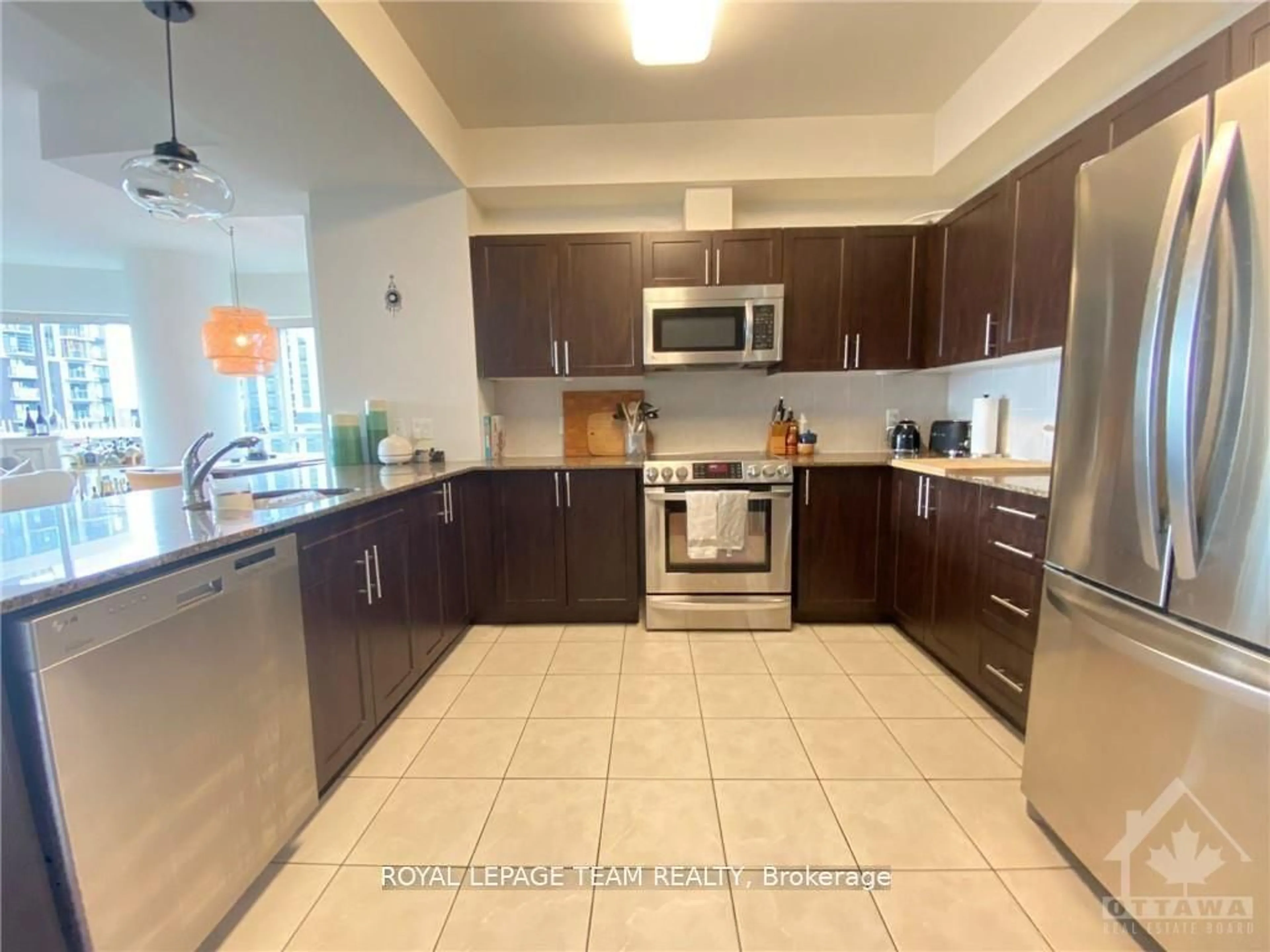 Standard kitchen, ceramic/tile floor for 234 Rideau St #2204, Lower Town - Sandy Hill Ontario K1N 0A9