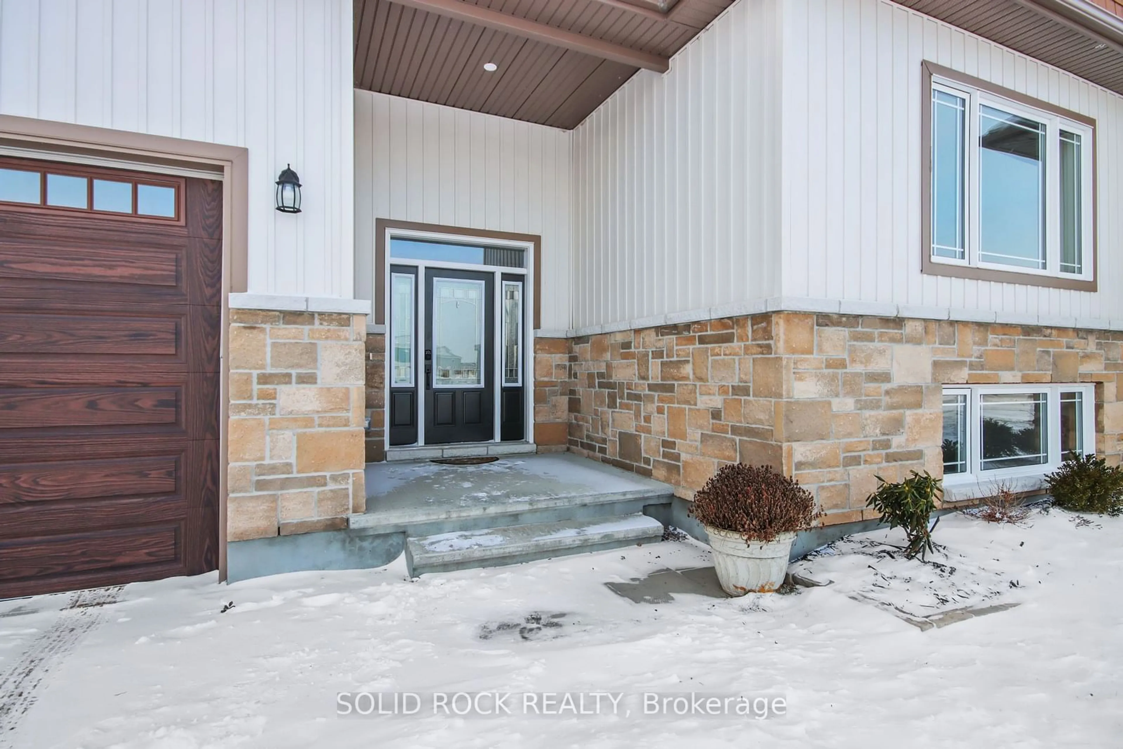 Indoor entryway for 215 Owen Lucas St, McNab/Braeside Ontario K7S 3G8