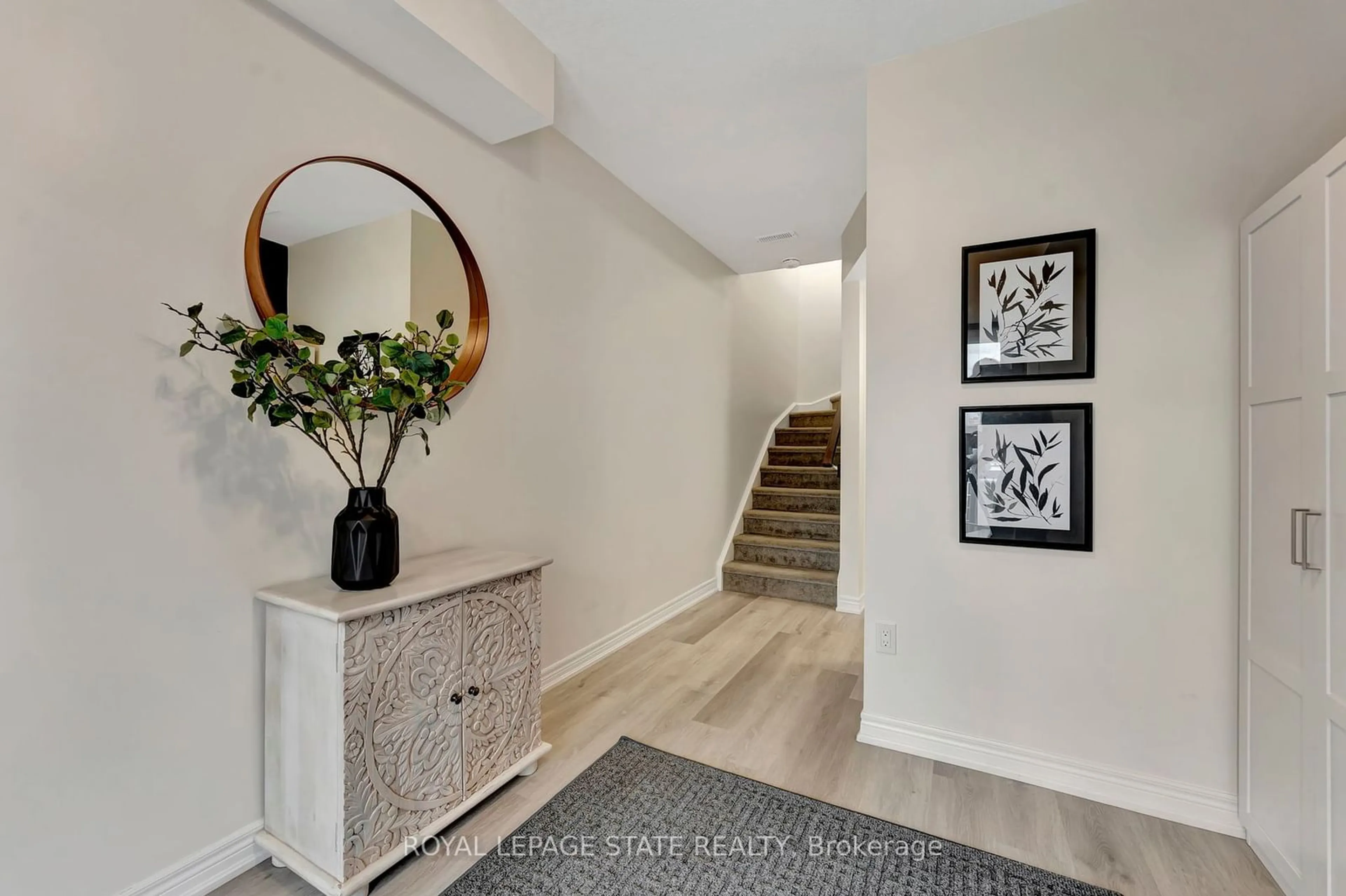 Indoor entryway for 108 Dryden Lane, Hamilton Ontario L8H 0B6