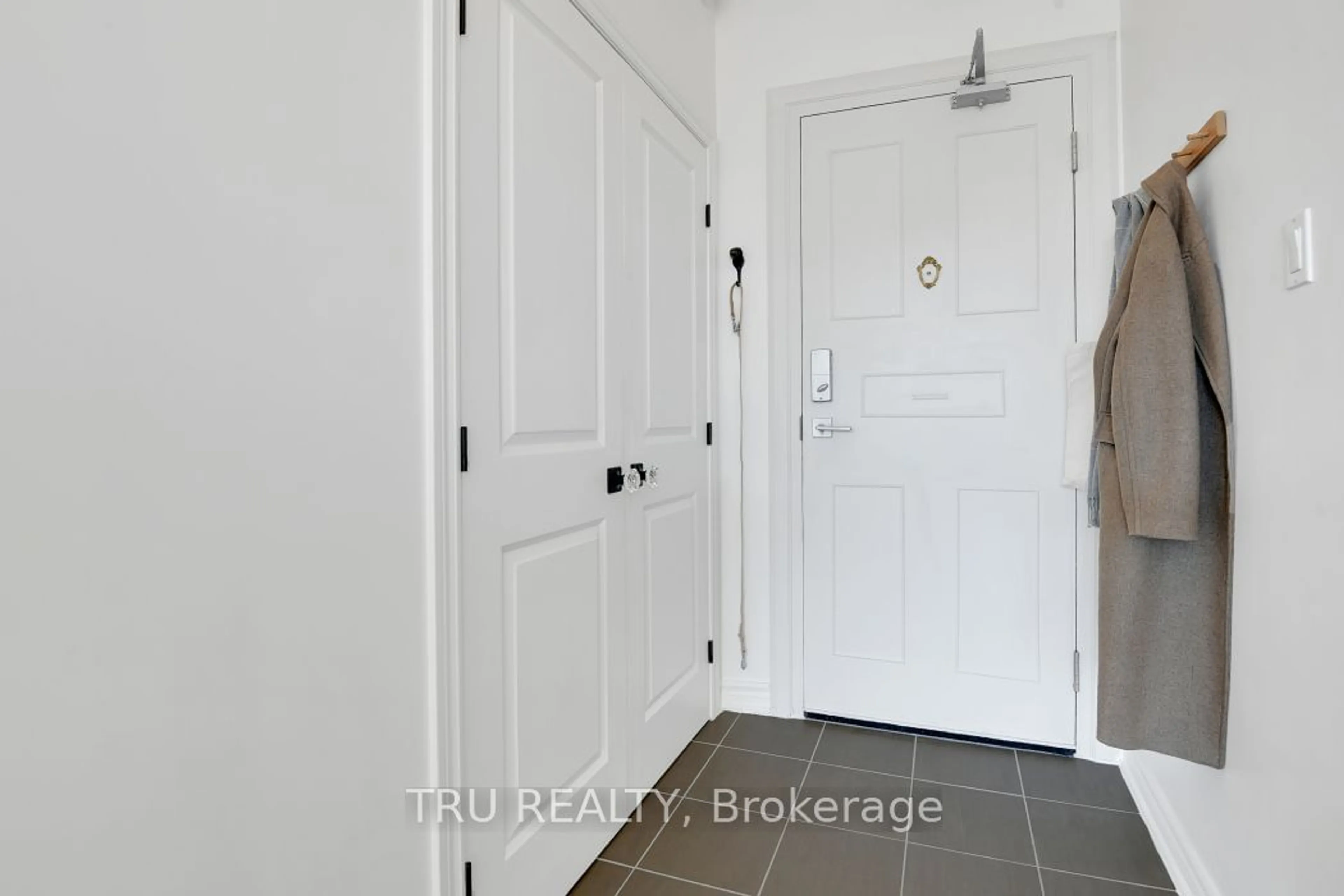 Indoor entryway for 500 Claridge Dr #203, Barrhaven Ontario K2J 3G5