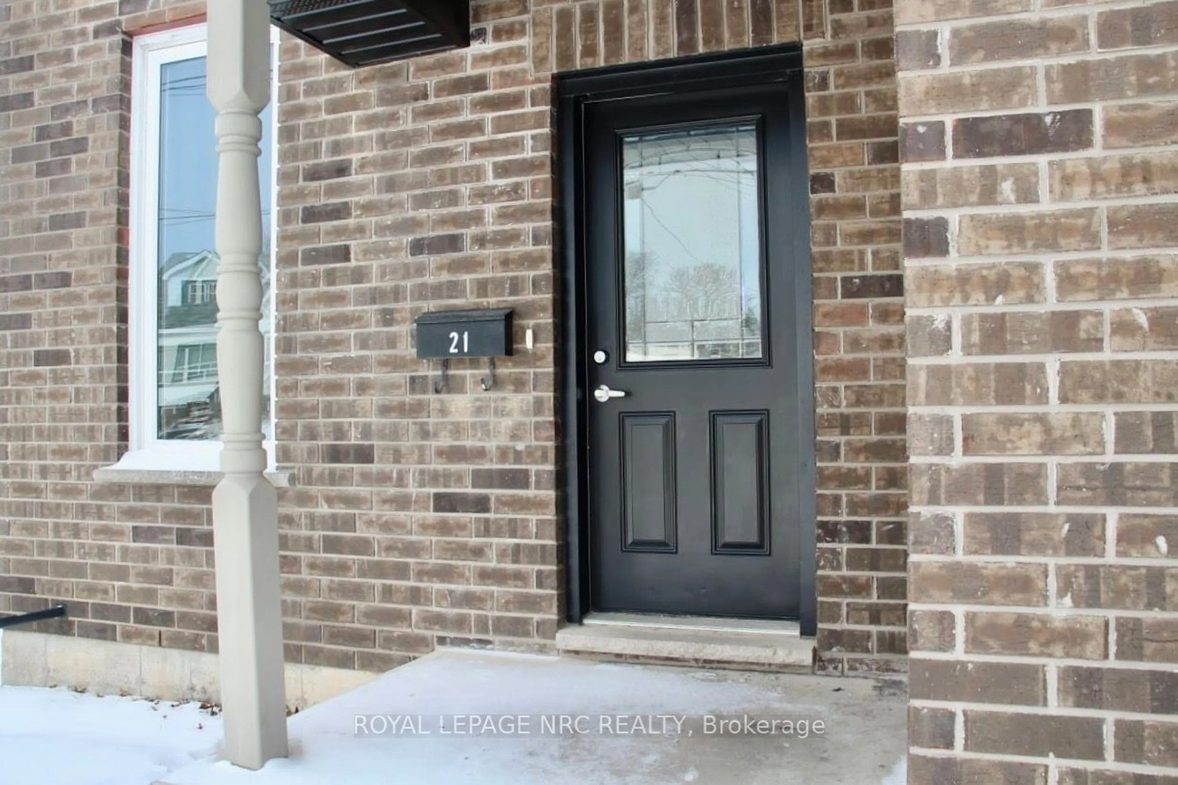 Indoor entryway for 21 Almond St, Welland Ontario L3B 3P6