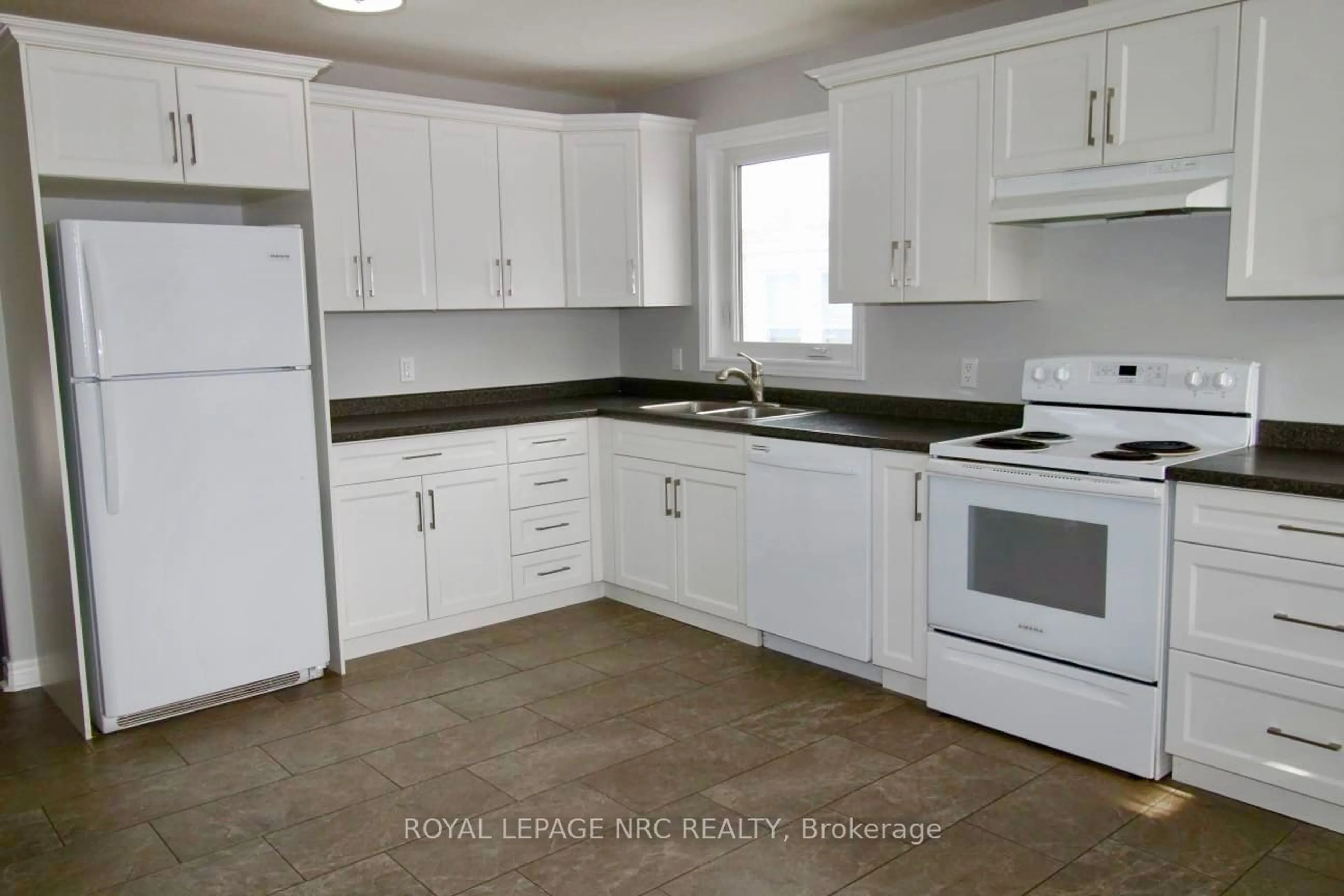 Standard kitchen, unknown for 21 Almond St, Welland Ontario L3B 3P6