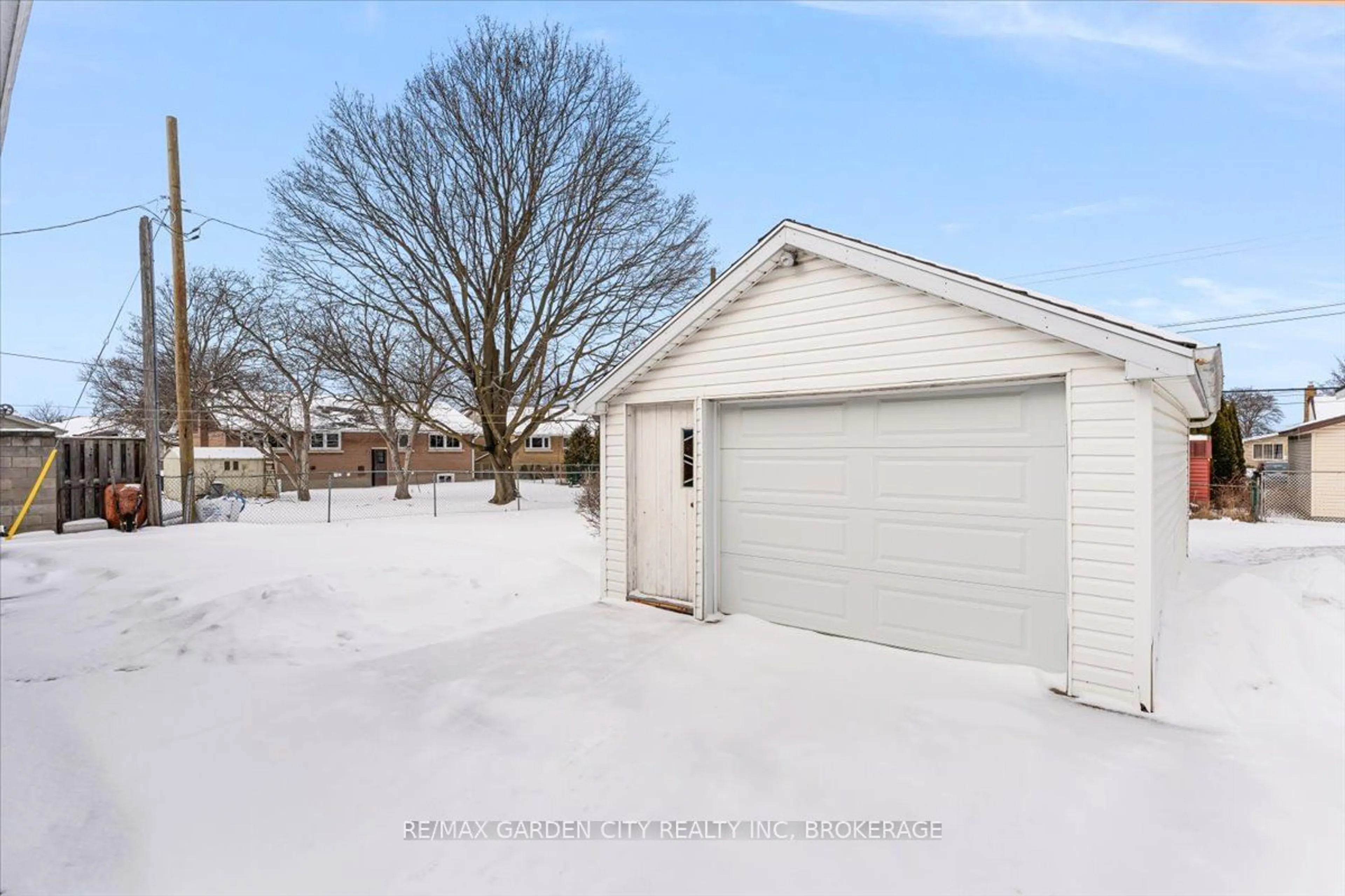 Indoor garage for 136 Elgin St, Thorold Ontario L2V 3B9