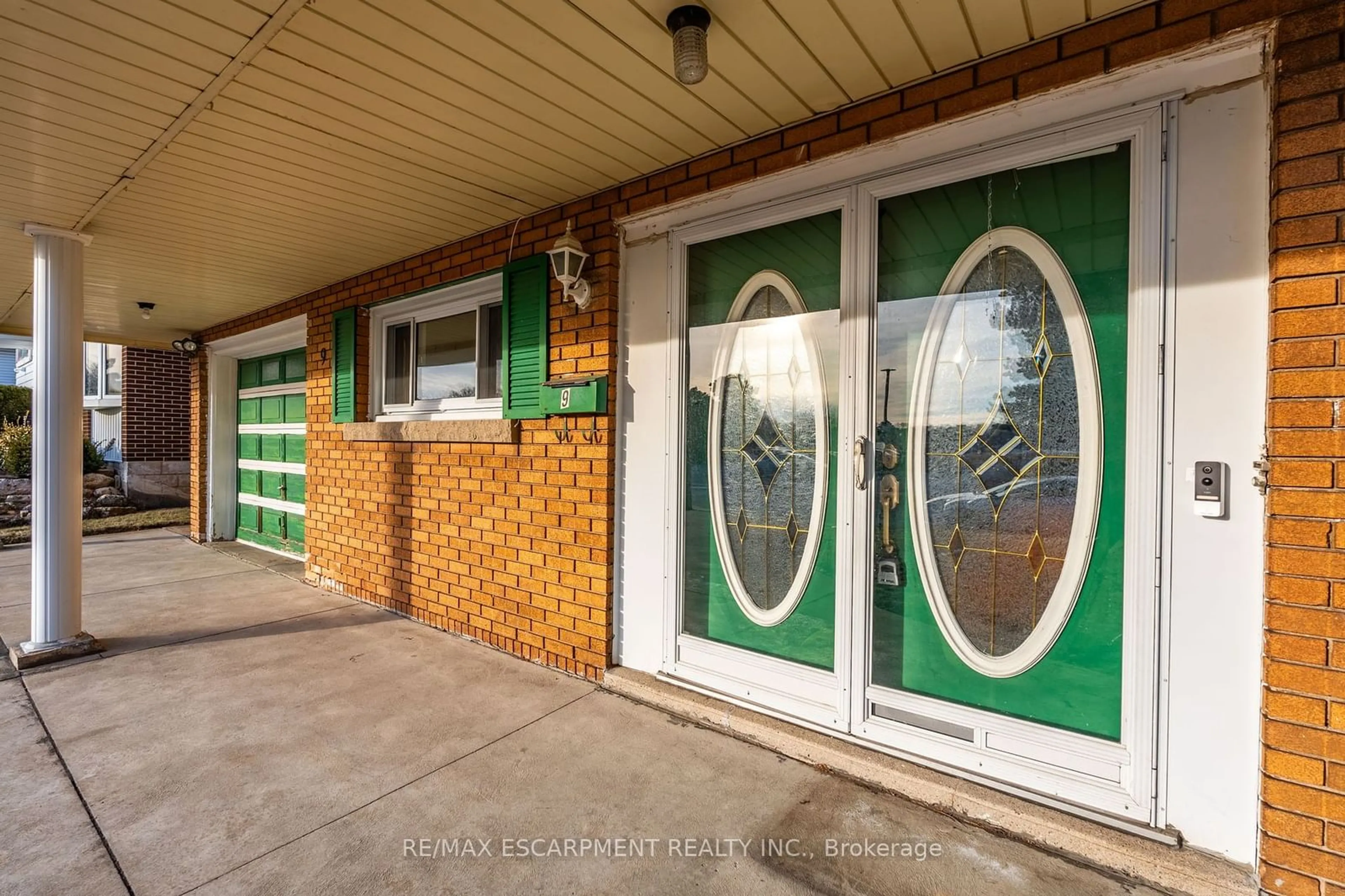 Indoor entryway for 9 Laurier Ave, Hamilton Ontario L9C 8R8