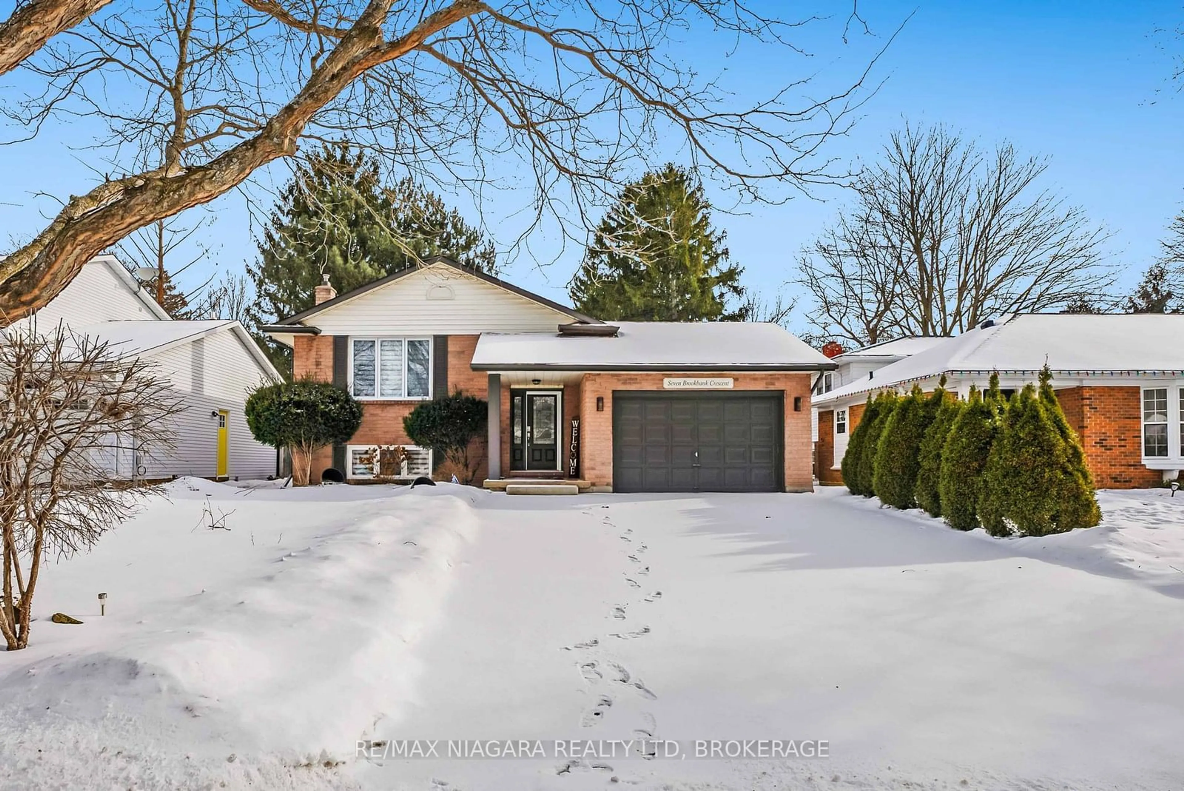 Home with brick exterior material, street for 7 Brookbank Cres, Pelham Ontario L0S 1E1