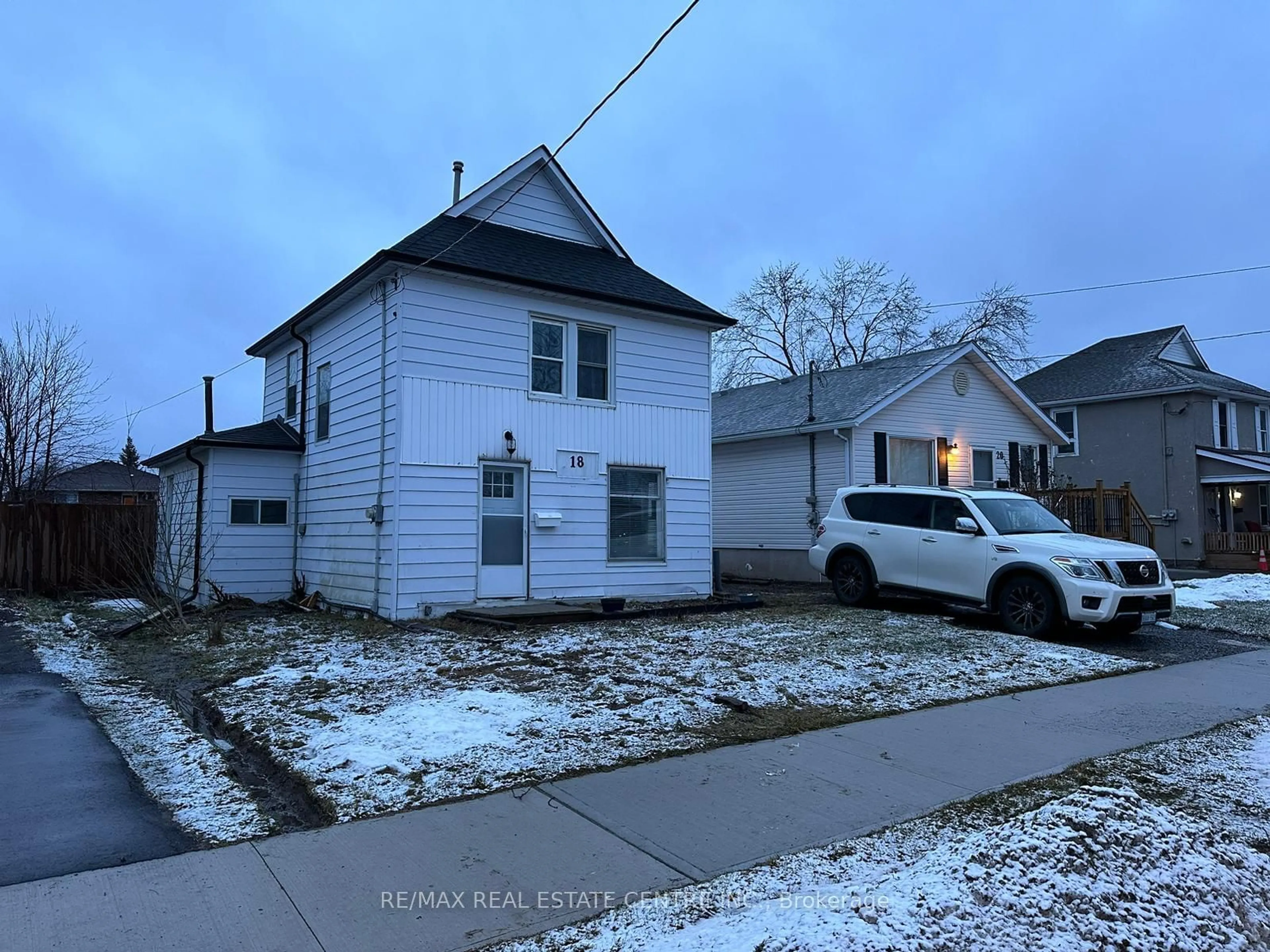 A pic from outside/outdoor area/front of a property/back of a property/a pic from drone, street for 18 Forks Rd, Welland Ontario L3B 5K1