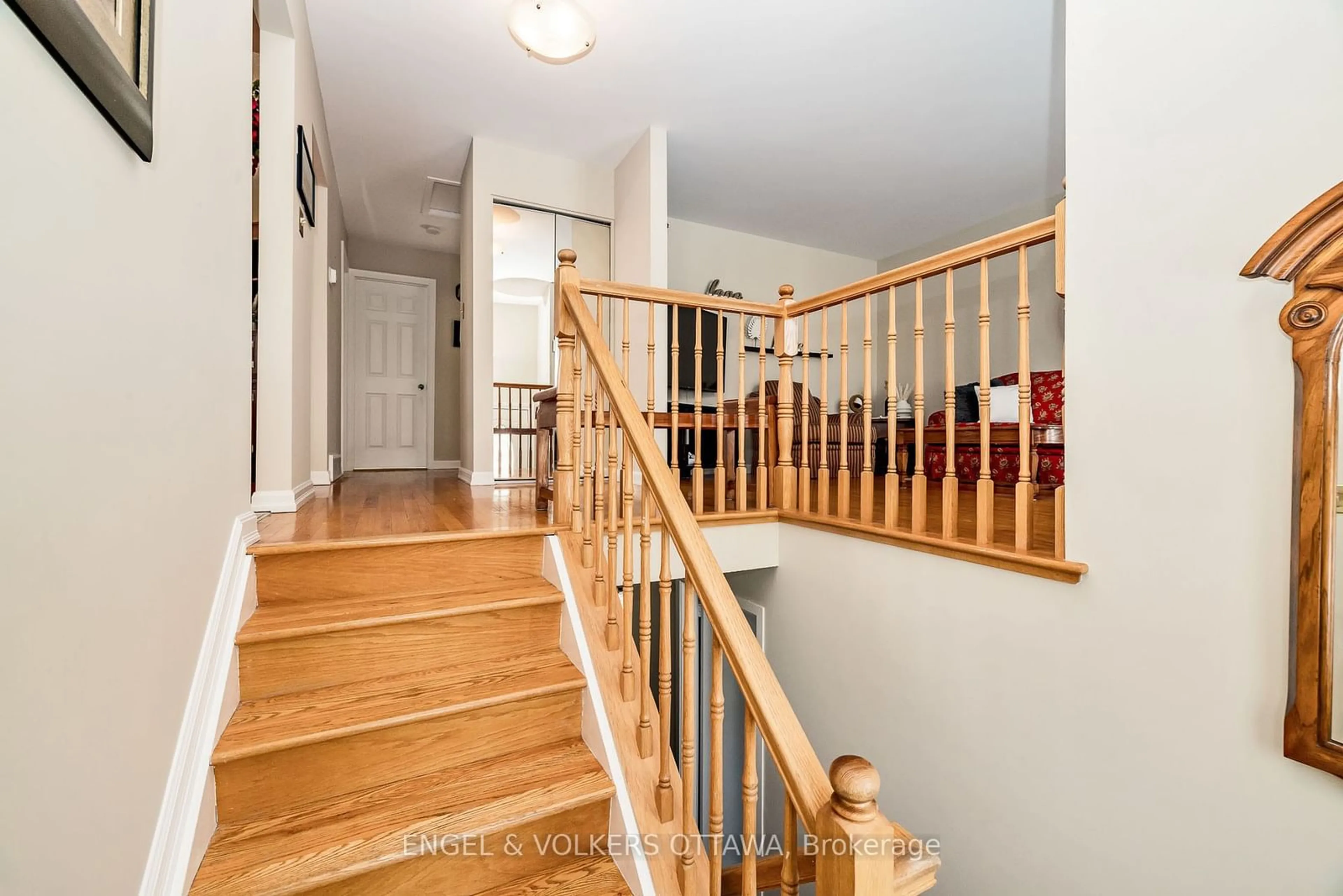 Indoor entryway for 3377 Chilliwack Way, Blossom Park - Airport and Area Ontario K1T 1P6