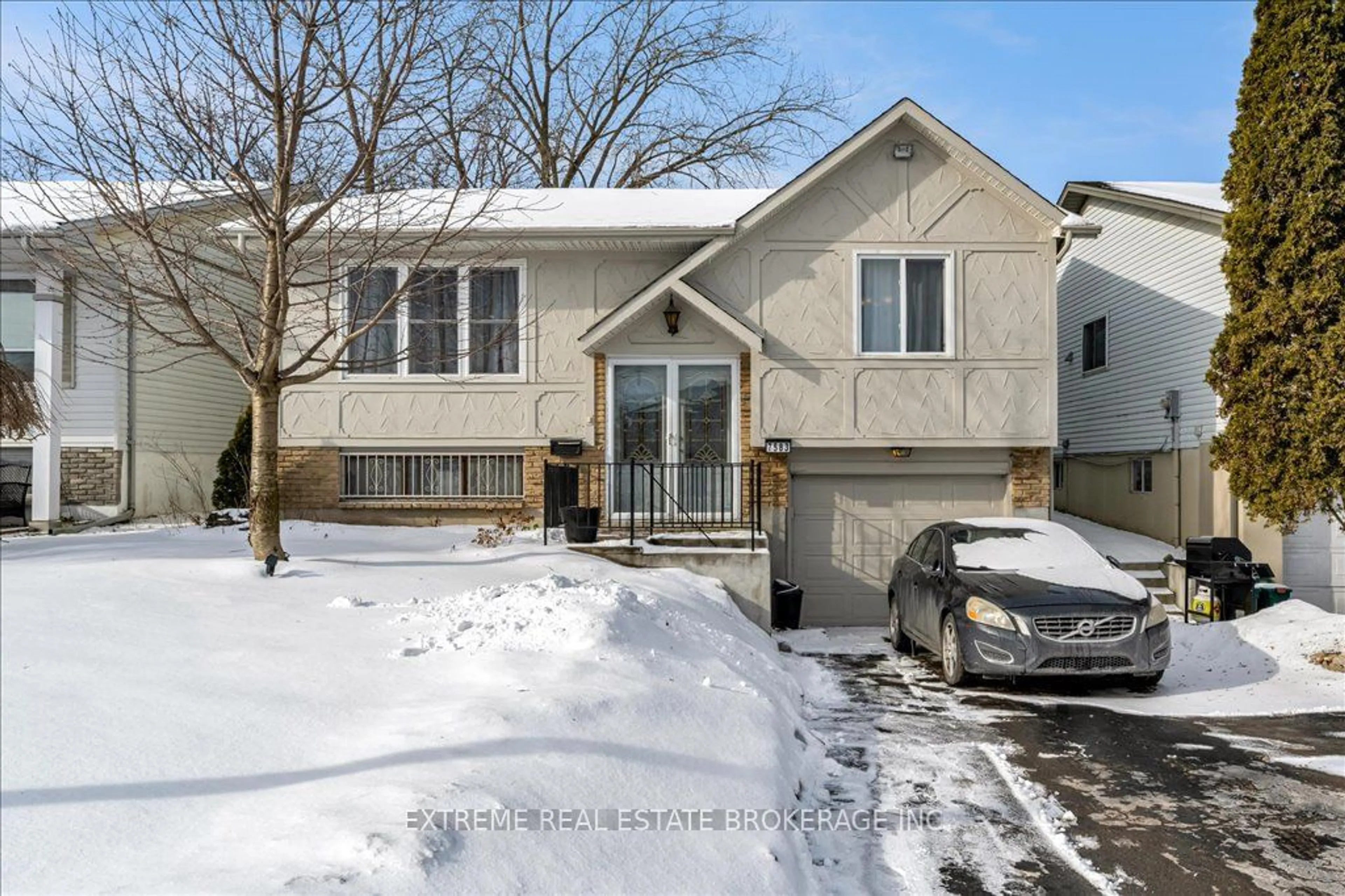 Home with vinyl exterior material, street for 7583 Rainbow Cres, Niagara Falls Ontario L2G 7K5