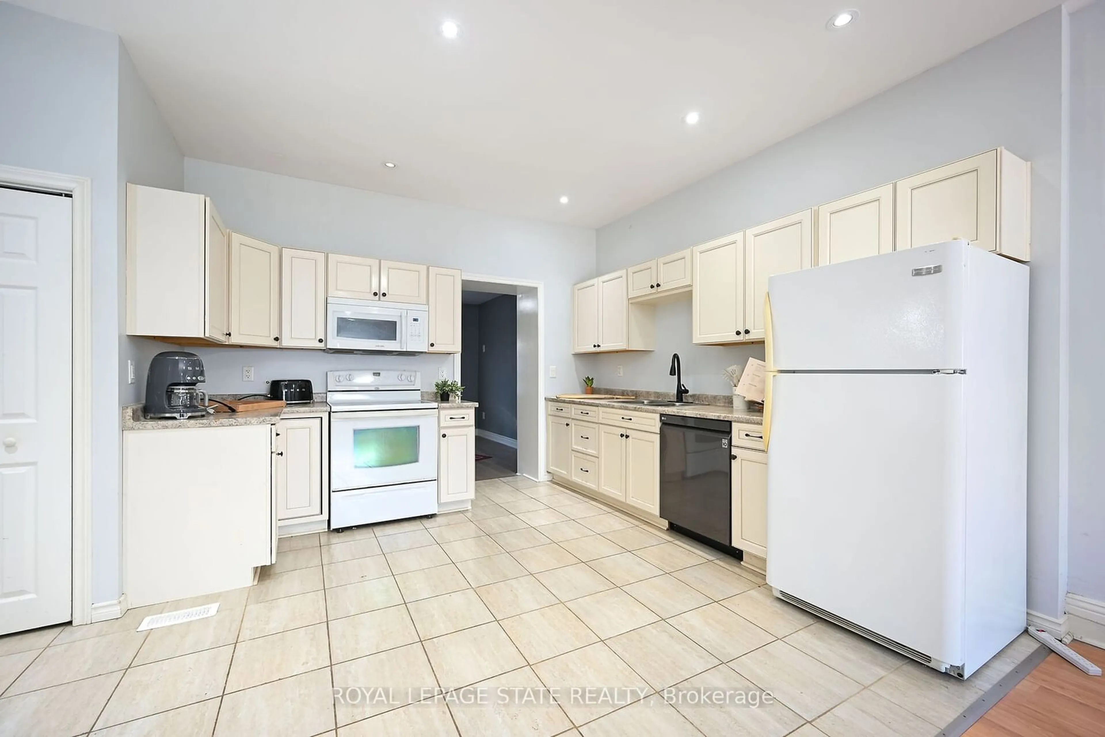 Standard kitchen, ceramic/tile floor for 200 Kensington Ave, Hamilton Ontario L8L 7N7