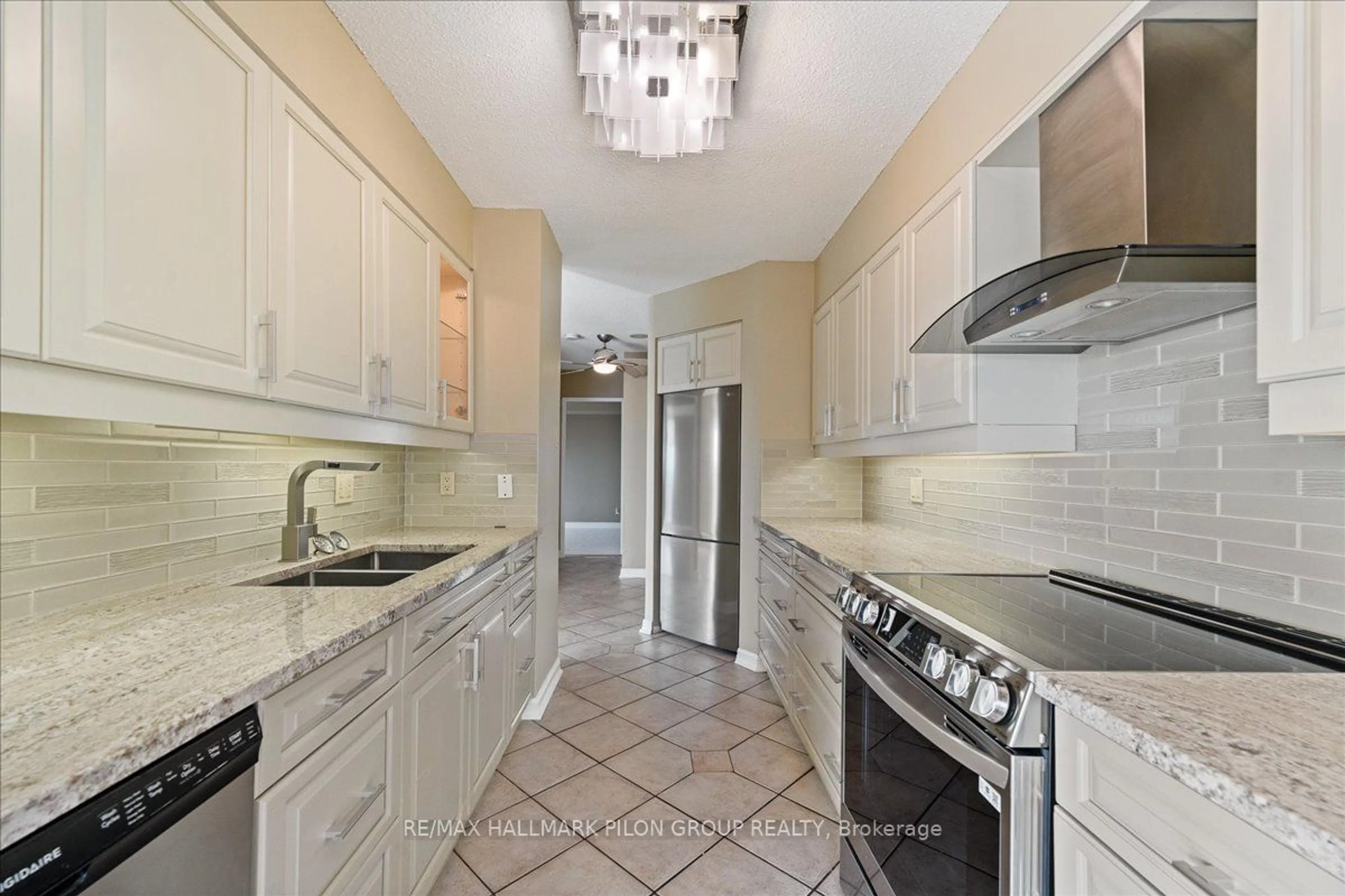 Standard kitchen, ceramic/tile floor for 545 ST LAURENT Blvd #1105, Manor Park - Cardinal Glen and Area Ontario K1K 4H9