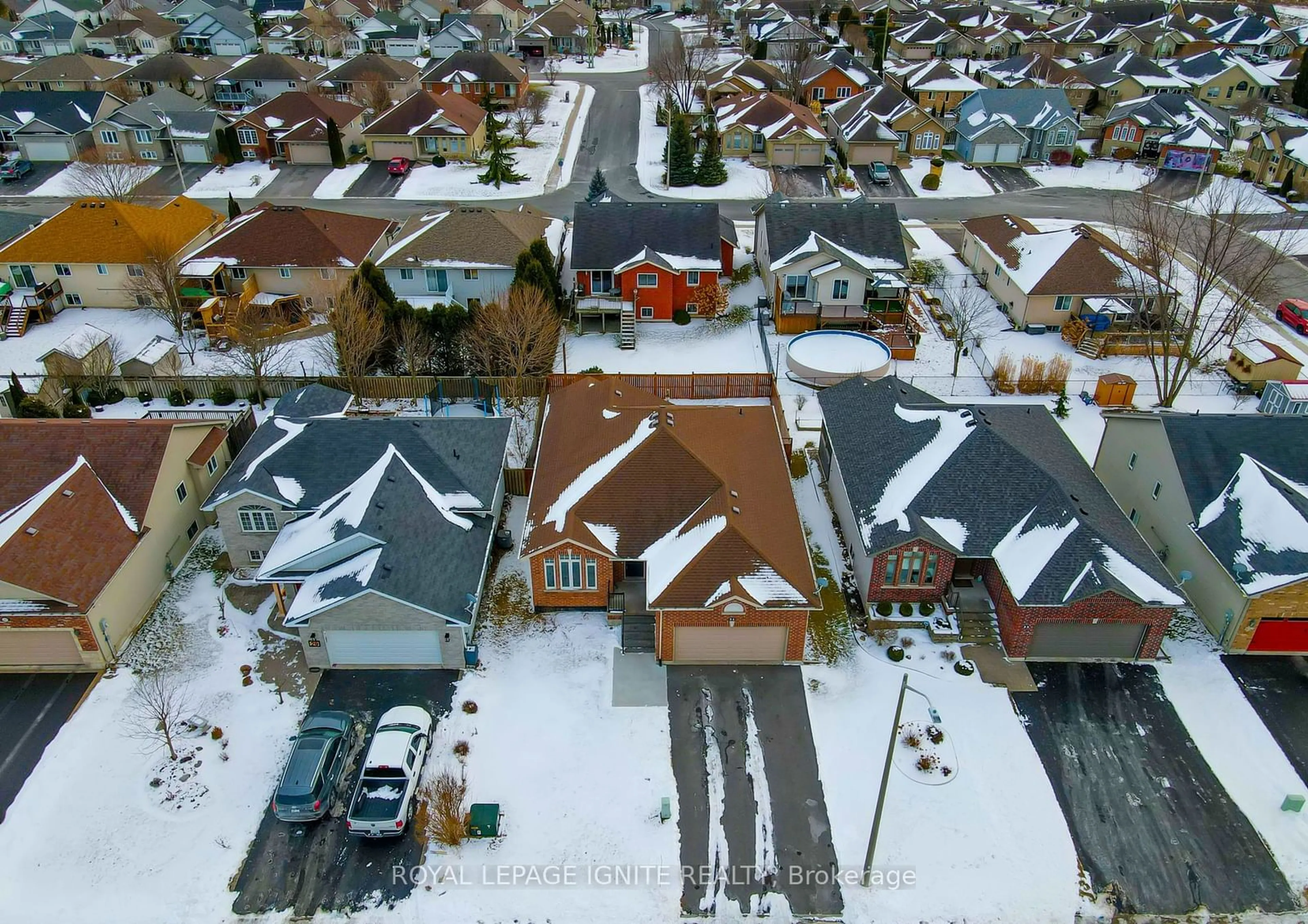 A pic from outside/outdoor area/front of a property/back of a property/a pic from drone, street for 31 Fox Den Dr, Brighton Ontario K0K 1H0