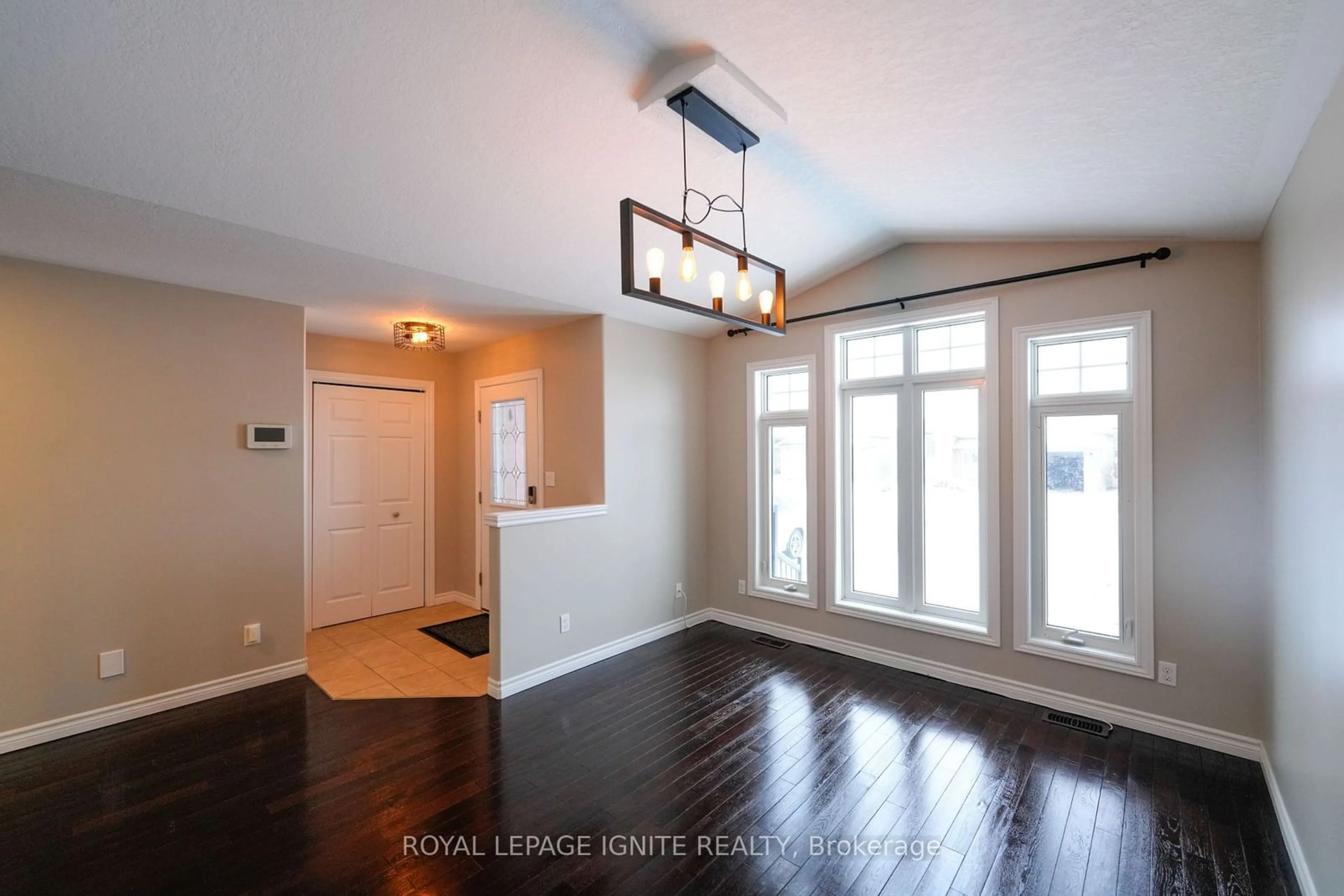 Indoor entryway for 31 Fox Den Dr, Brighton Ontario K0K 1H0