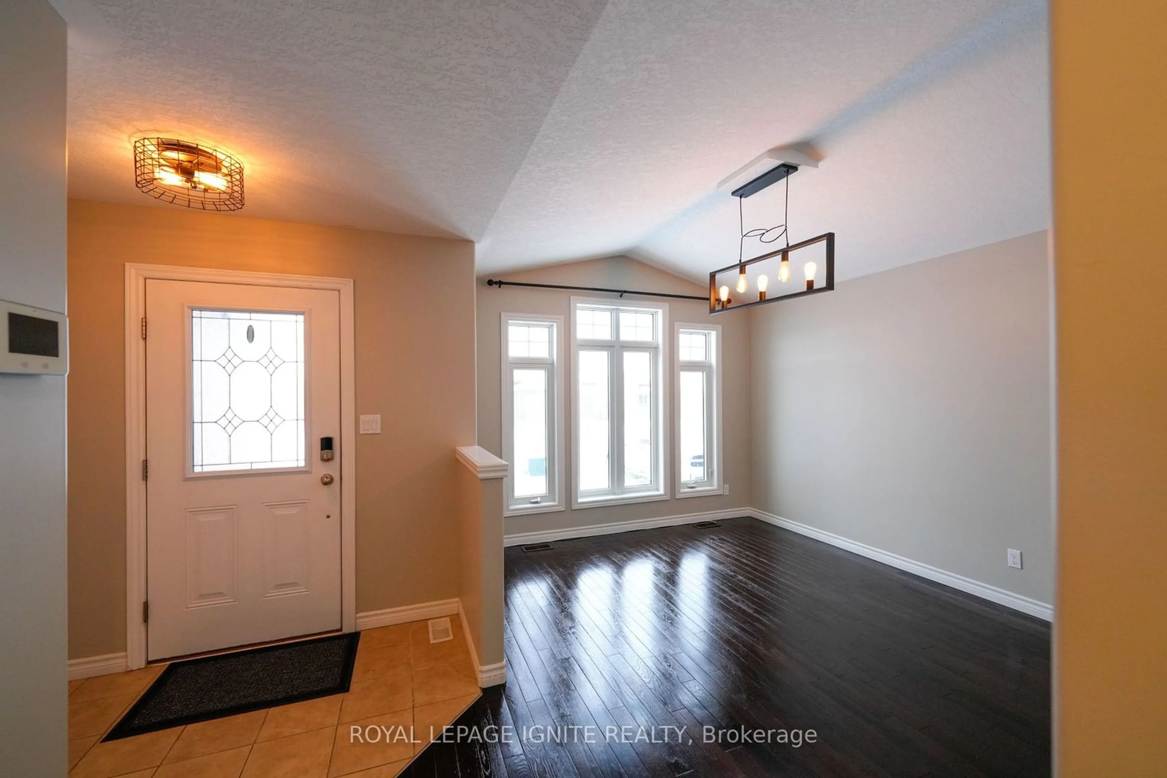 Indoor entryway for 31 Fox Den Dr, Brighton Ontario K0K 1H0