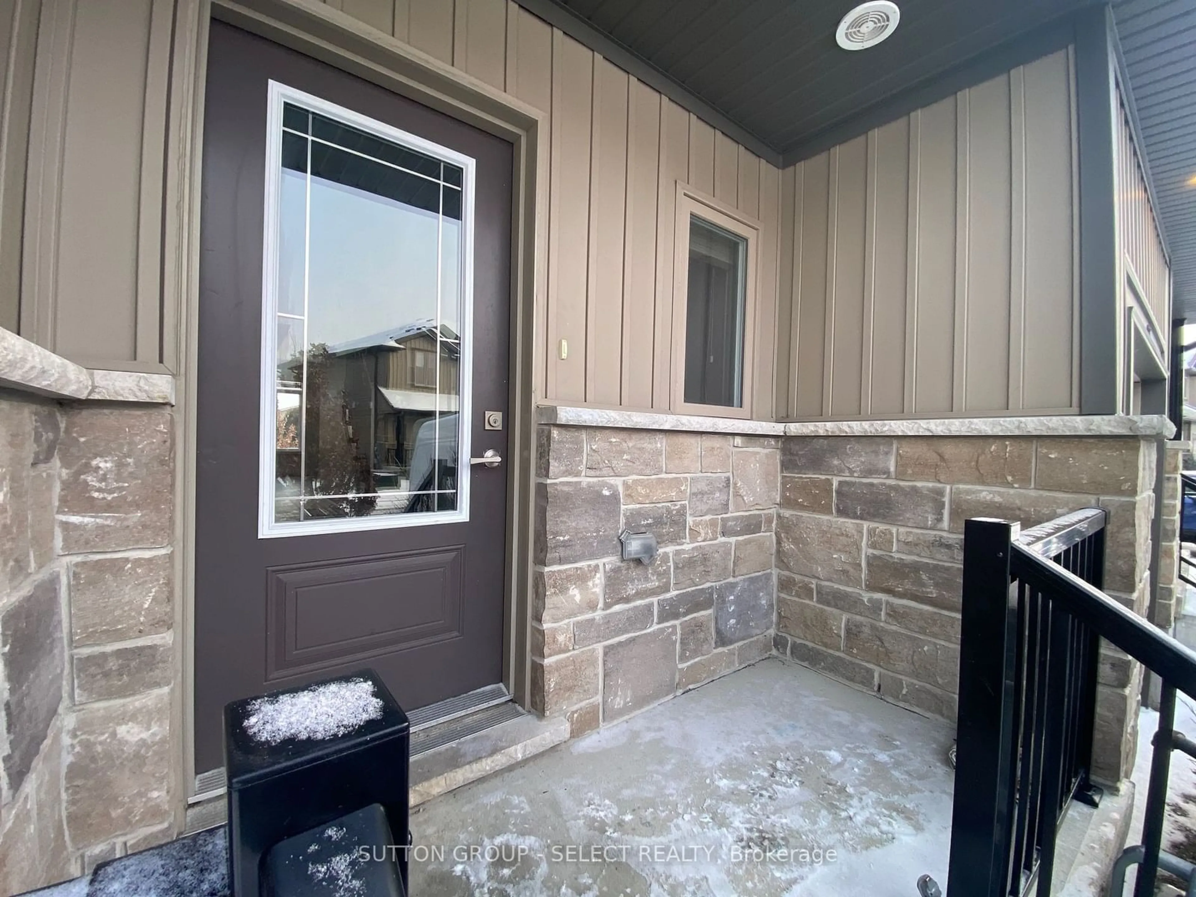 Indoor entryway for 1023 Devonshire Ave #24, Woodstock Ontario N4S 0E7