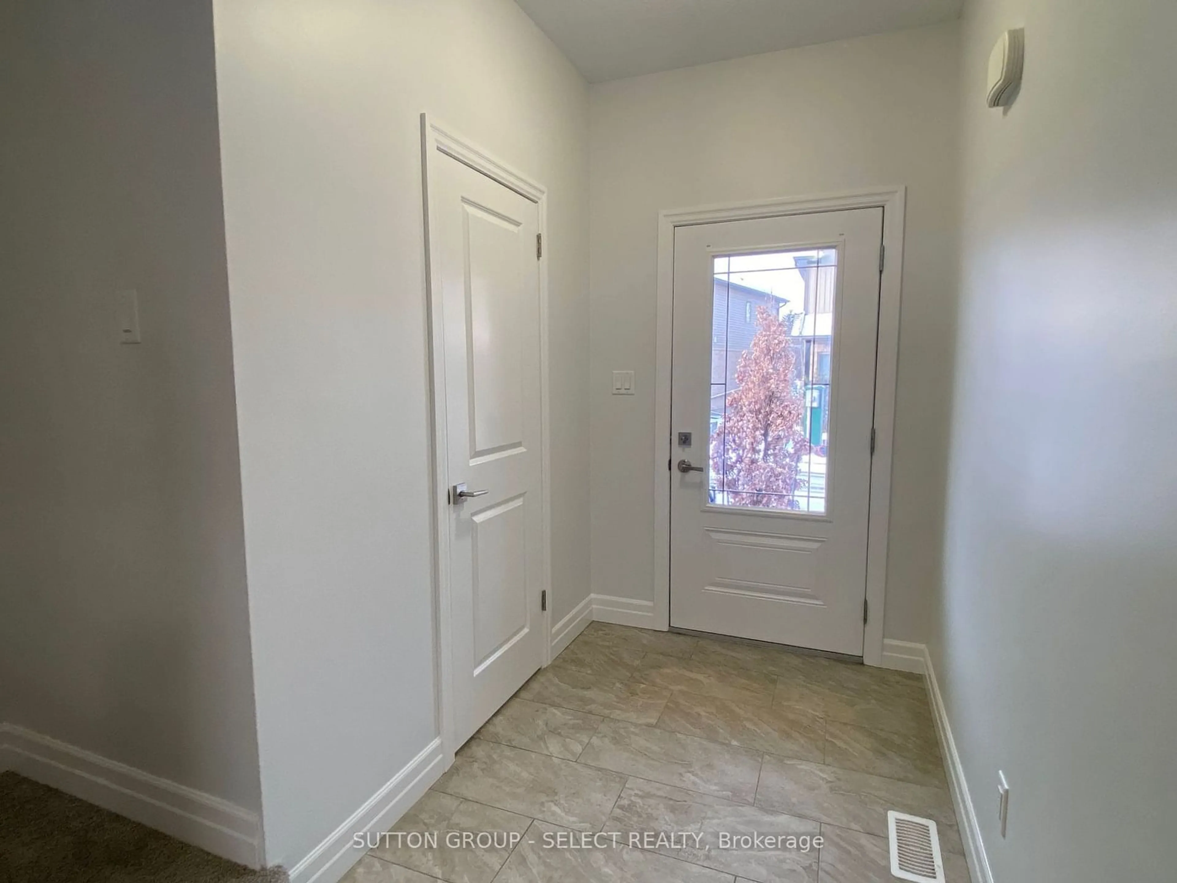 Indoor entryway for 1023 Devonshire Ave #24, Woodstock Ontario N4S 0E7