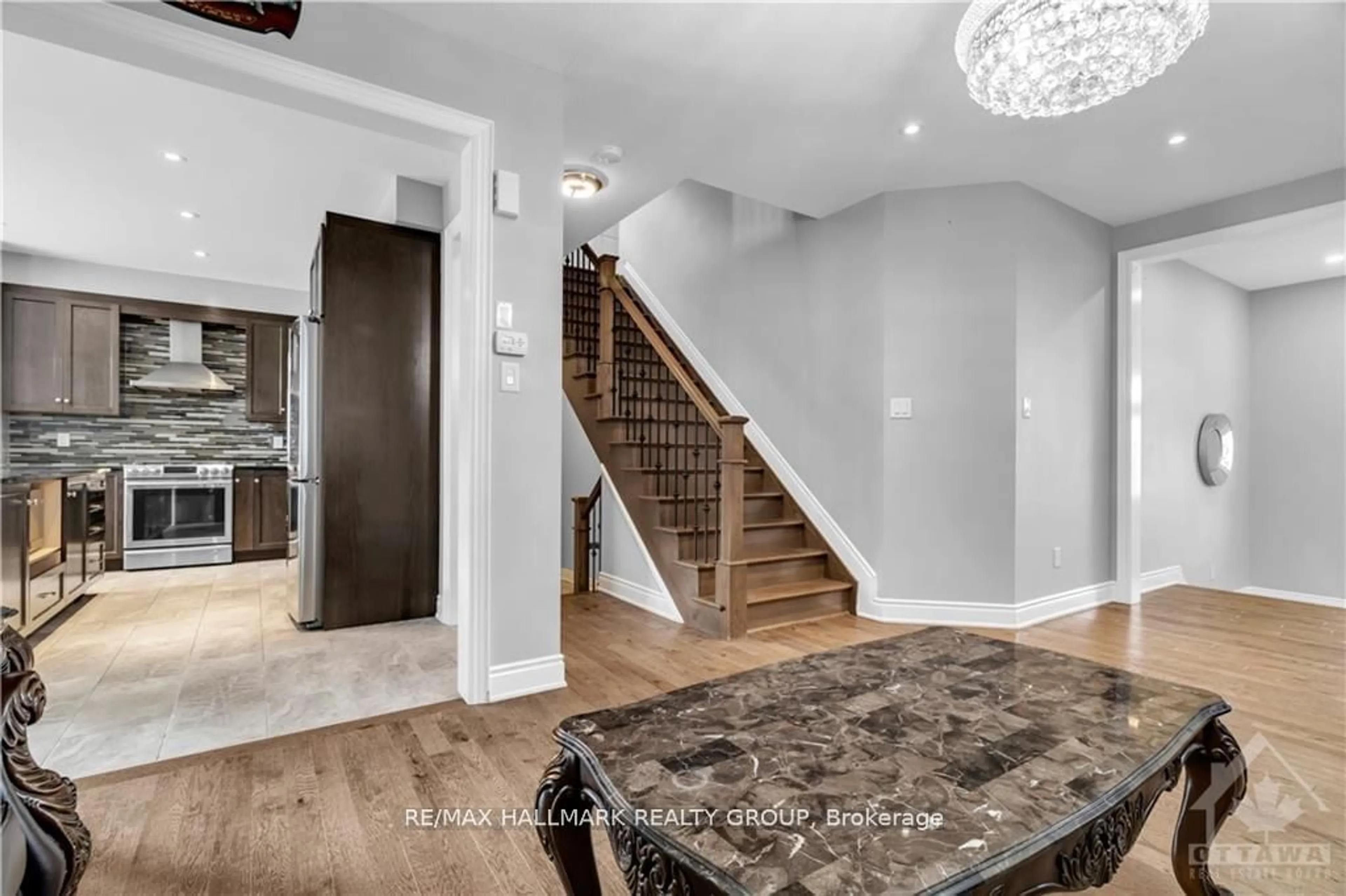 Indoor entryway for 634 SILVER SPRUCE Way, Kanata Ontario K2M 0L2