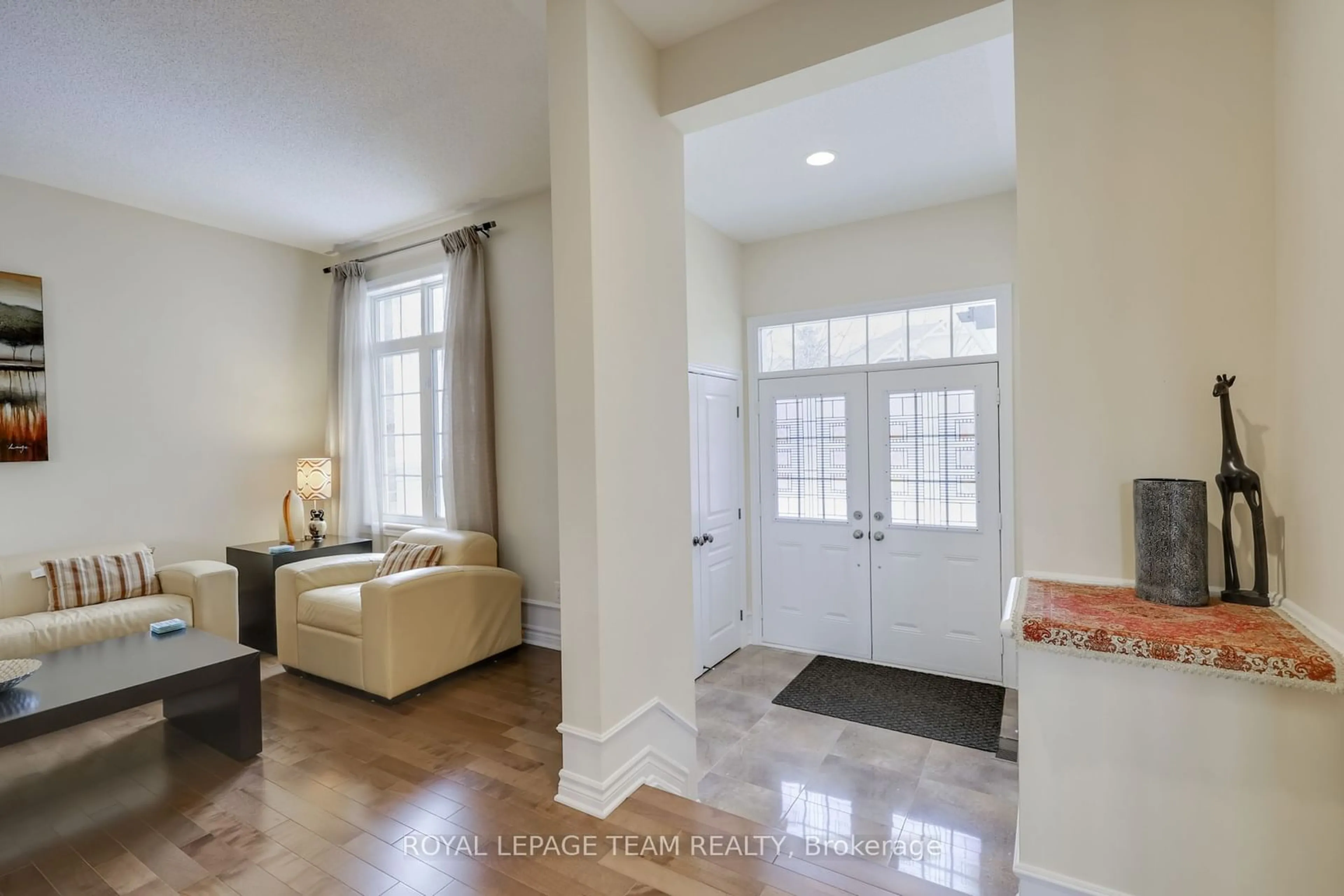 Indoor entryway for 395 LAUGHLIN Circ, Kanata Ontario K2T 0E4