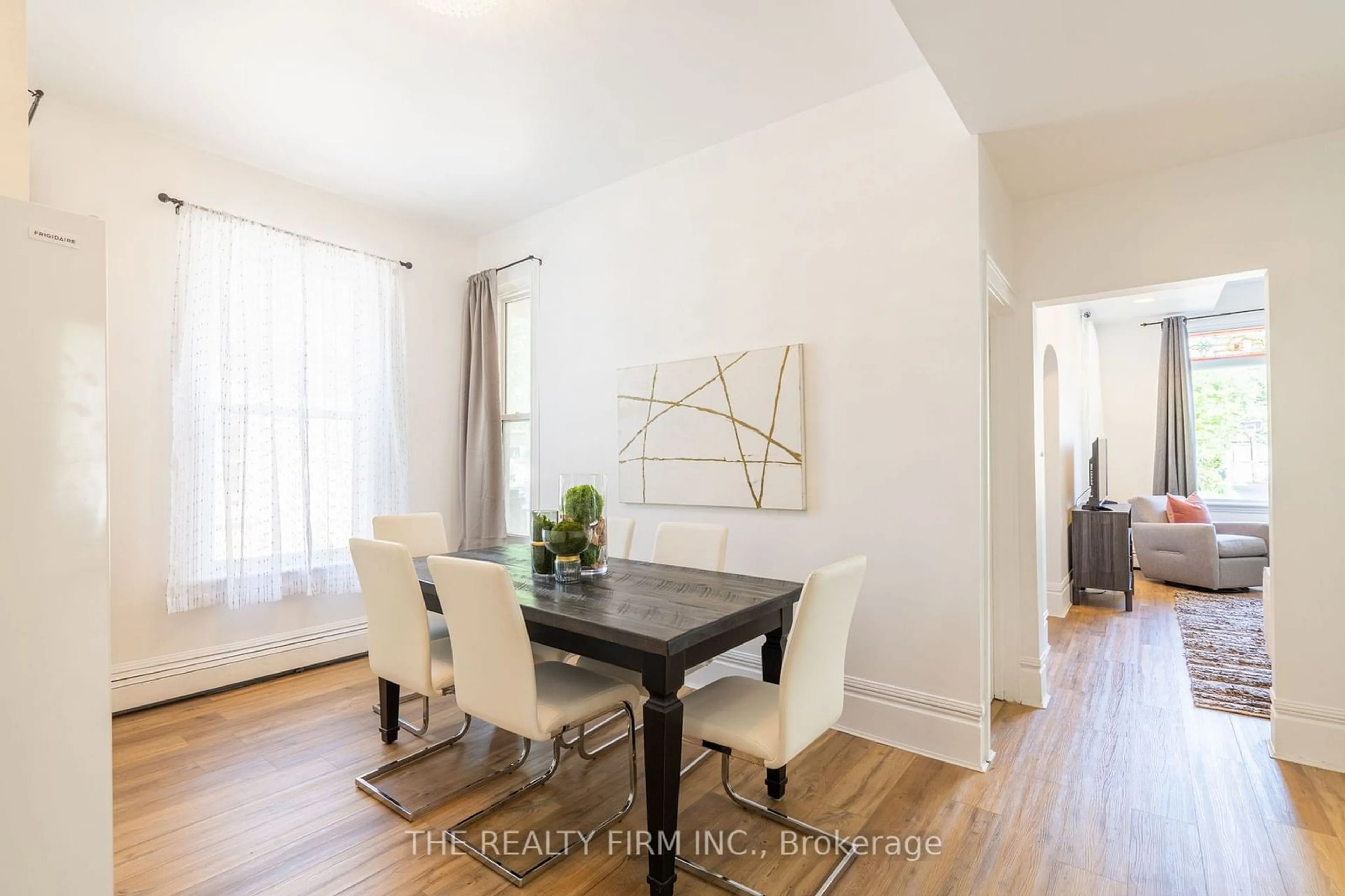 Dining room, wood/laminate floor for 19 Regina St, London Ontario N5Y 3B6