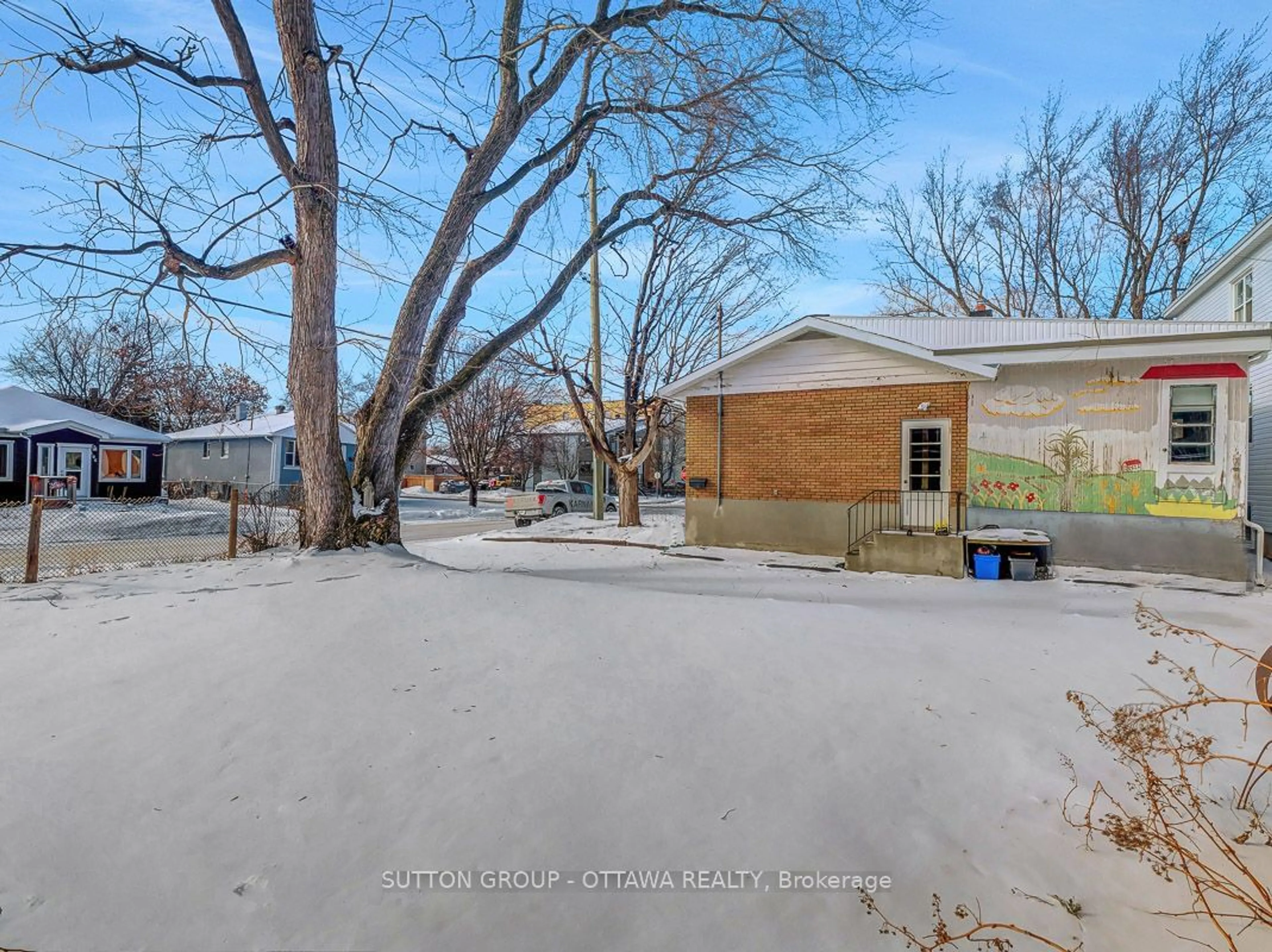 A pic from outside/outdoor area/front of a property/back of a property/a pic from drone, street for 111 Jolliet Ave, Vanier and Kingsview Park Ontario K1L 5G8