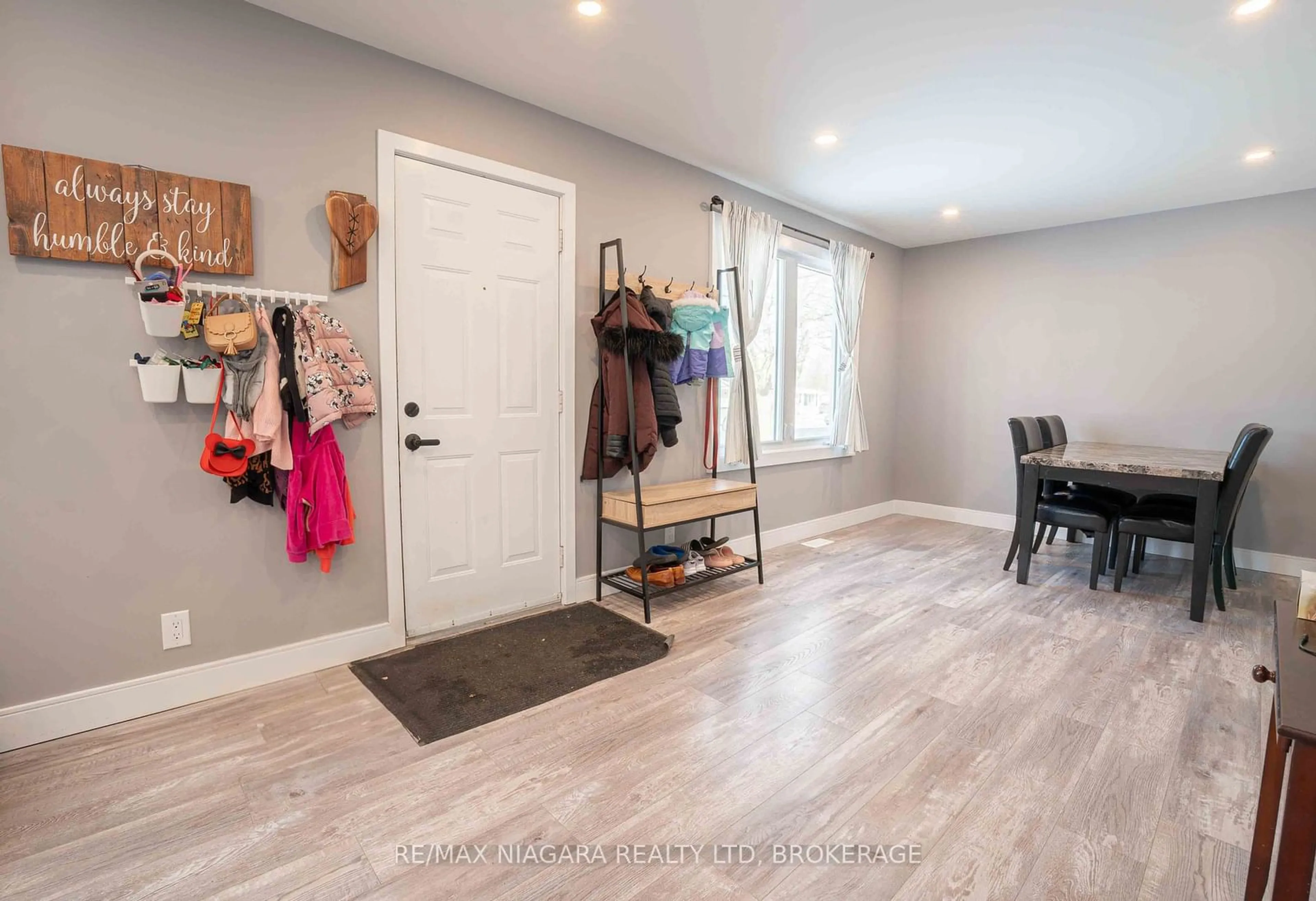 Indoor entryway for 478 NIAGARA St, St. Catharines Ontario L2M 3P4