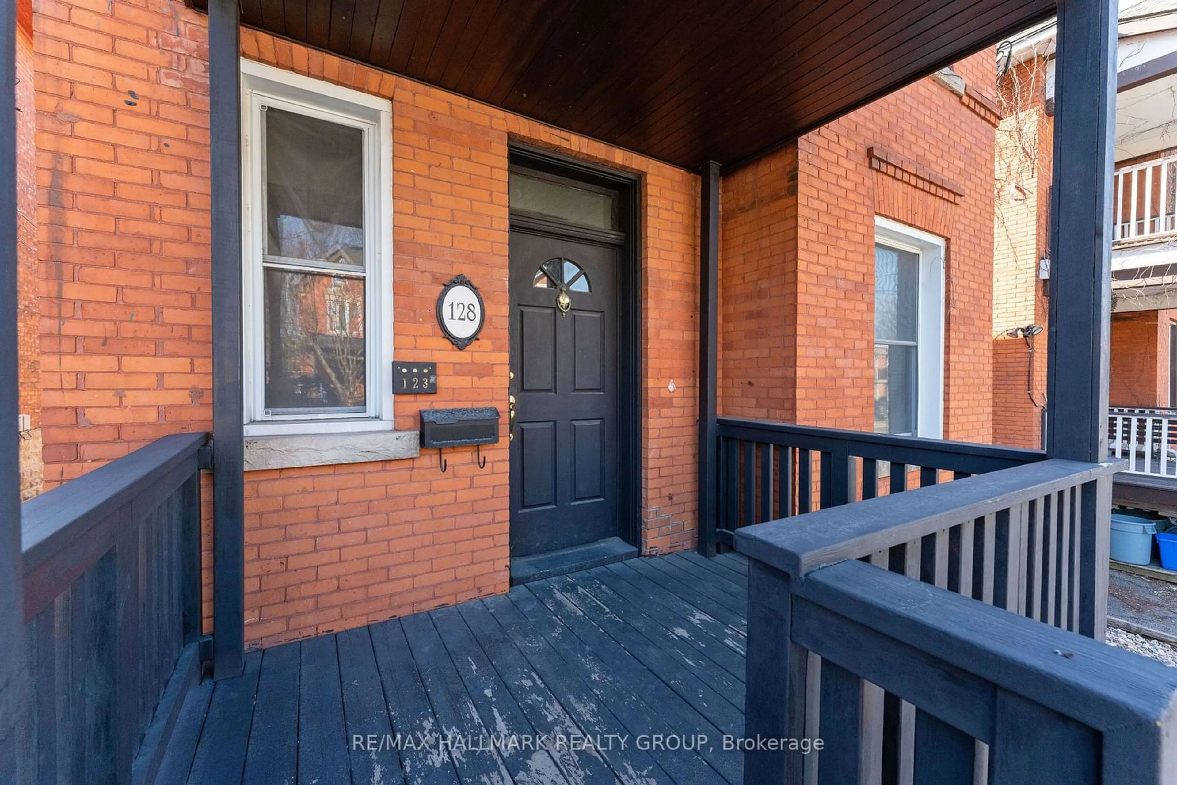 Indoor entryway for 128 FLORA St, Ottawa Centre Ontario K1R 5R5