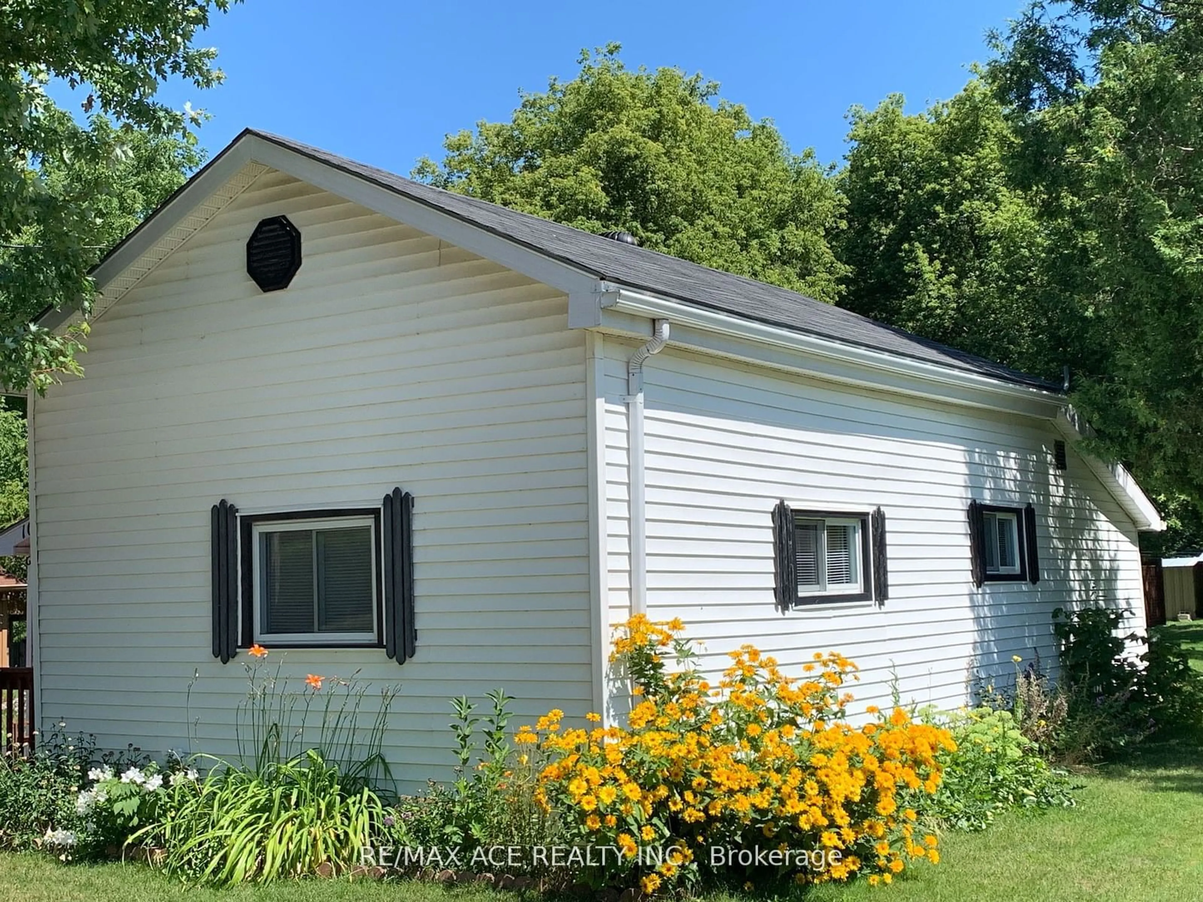 Home with vinyl exterior material, building for 106 King St, Kincardine Ontario N0G 2T0