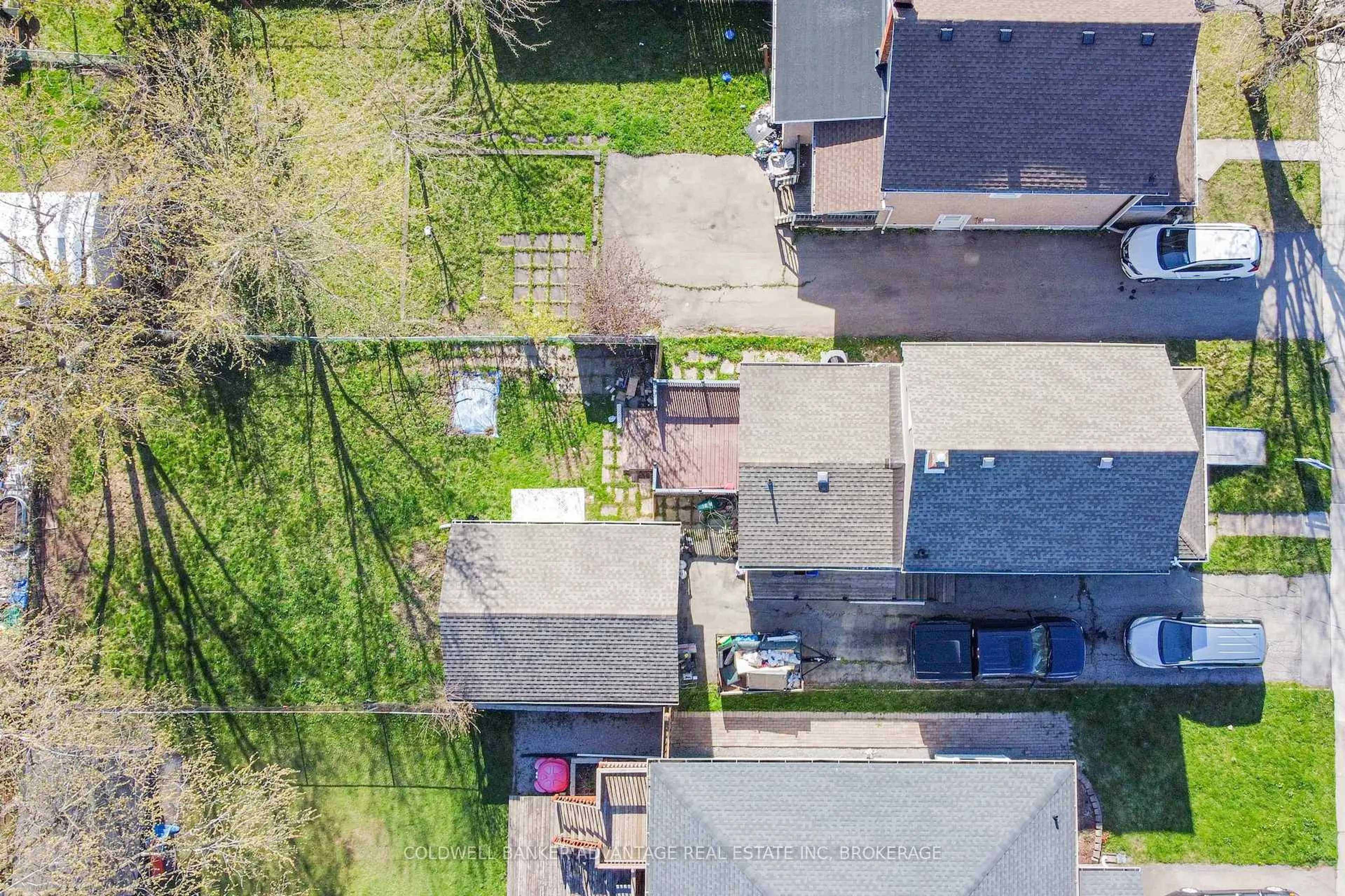 A pic from outside/outdoor area/front of a property/back of a property/a pic from drone, street for 69 Park St, Welland Ontario L3B 4M4