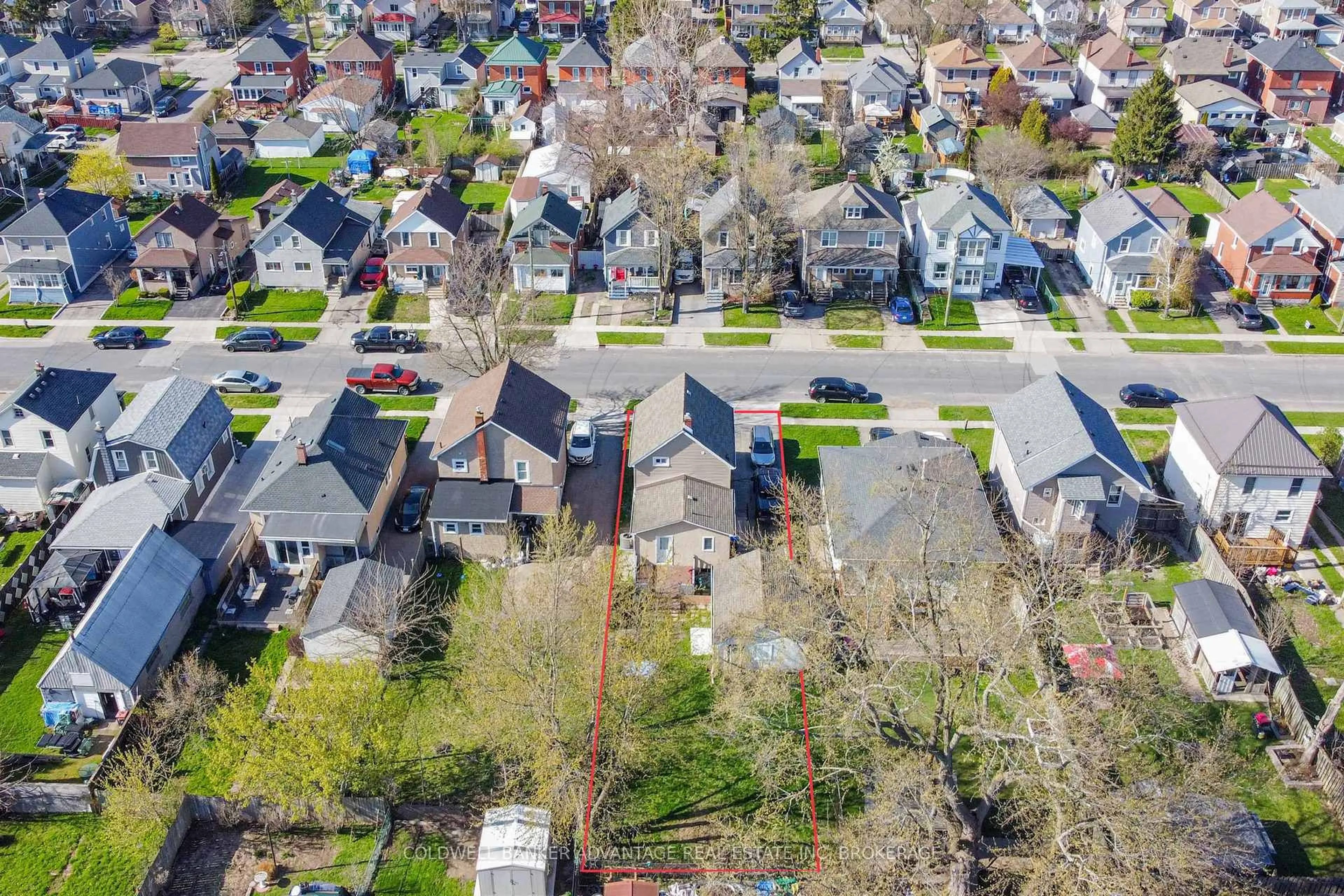A pic from outside/outdoor area/front of a property/back of a property/a pic from drone, street for 69 Park St, Welland Ontario L3B 4M4