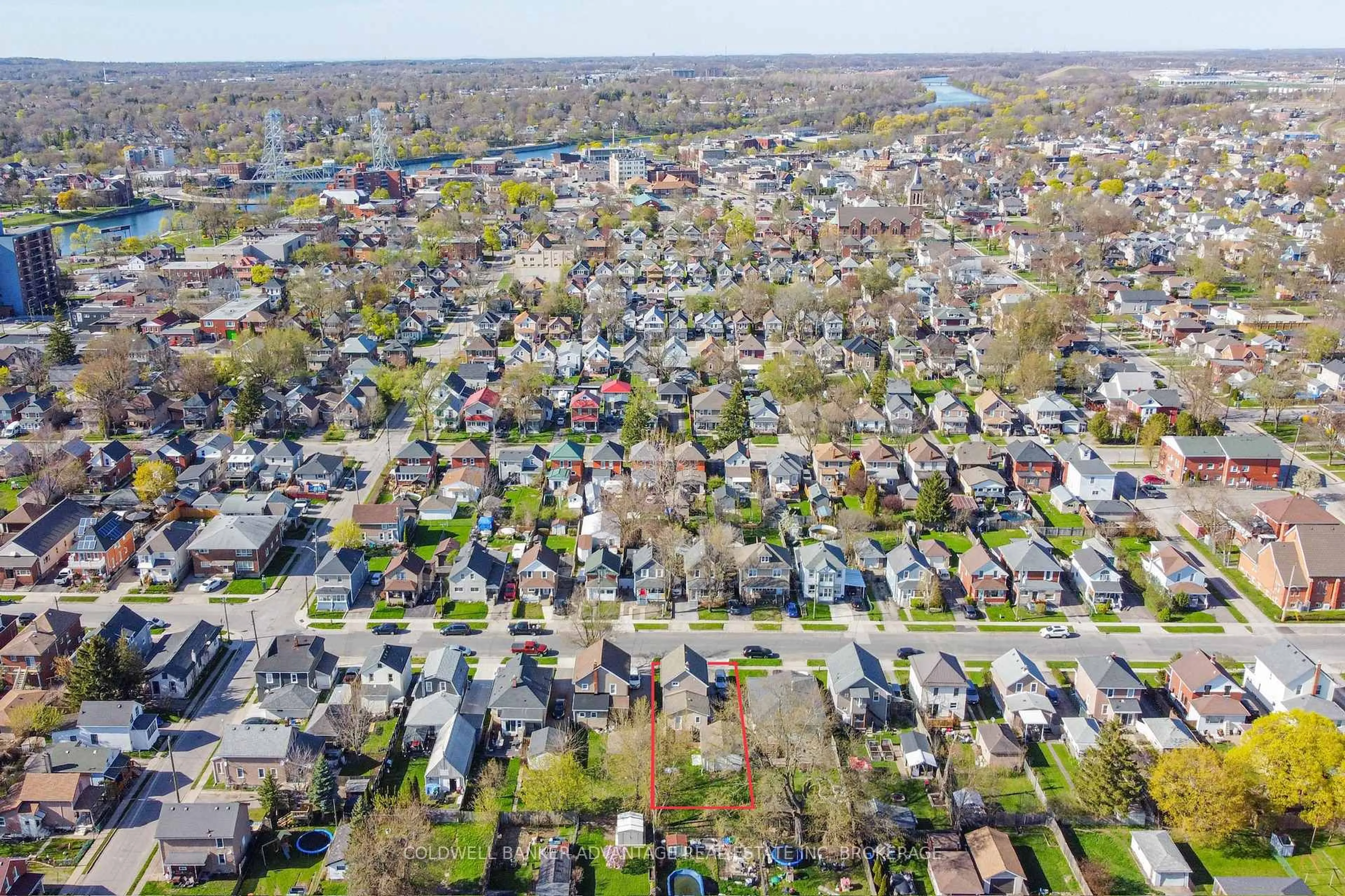 A pic from outside/outdoor area/front of a property/back of a property/a pic from drone, street for 69 Park St, Welland Ontario L3B 4M4