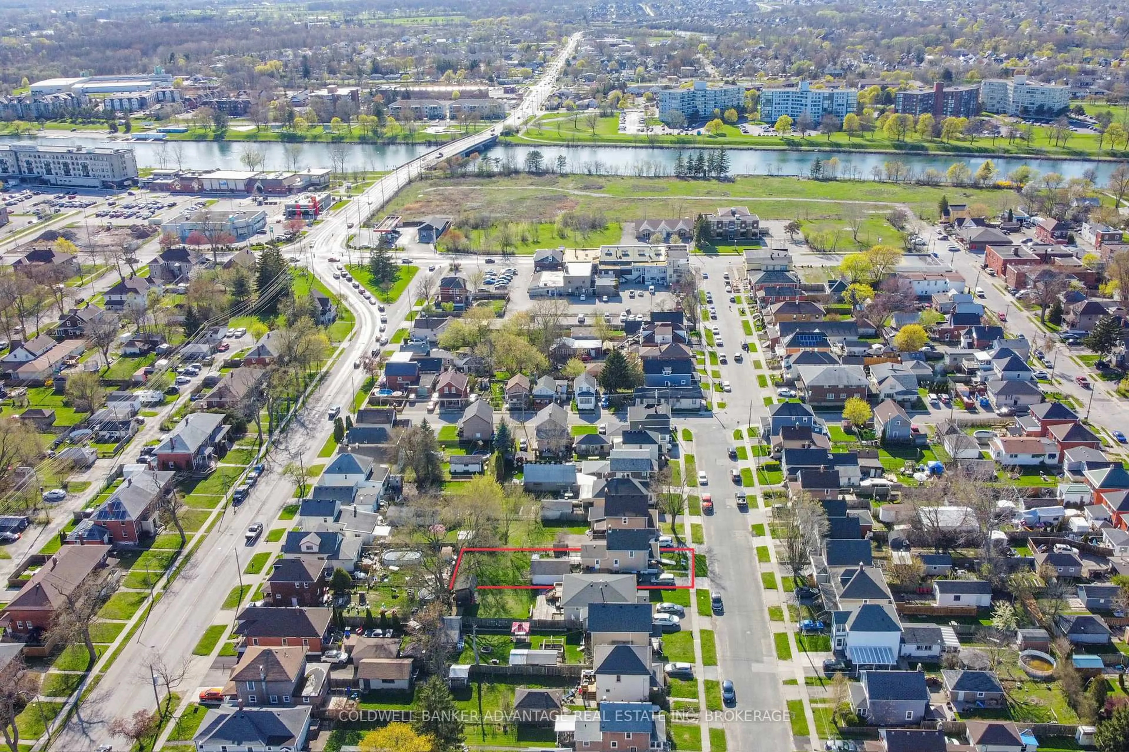 A pic from outside/outdoor area/front of a property/back of a property/a pic from drone, street for 69 Park St, Welland Ontario L3B 4M4