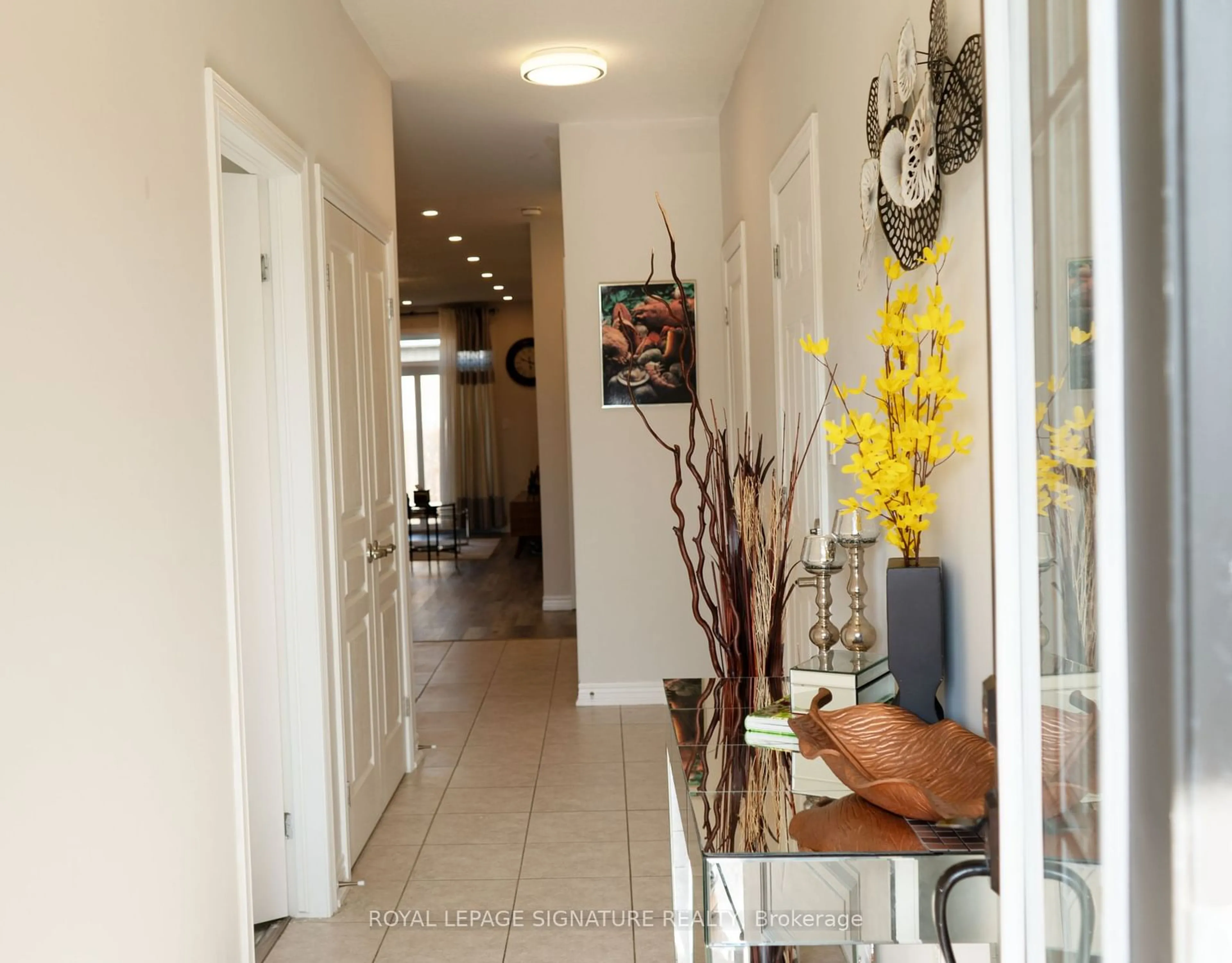 Indoor entryway for 24 Ellis Ave, St. Catharines Ontario L2P 0E6