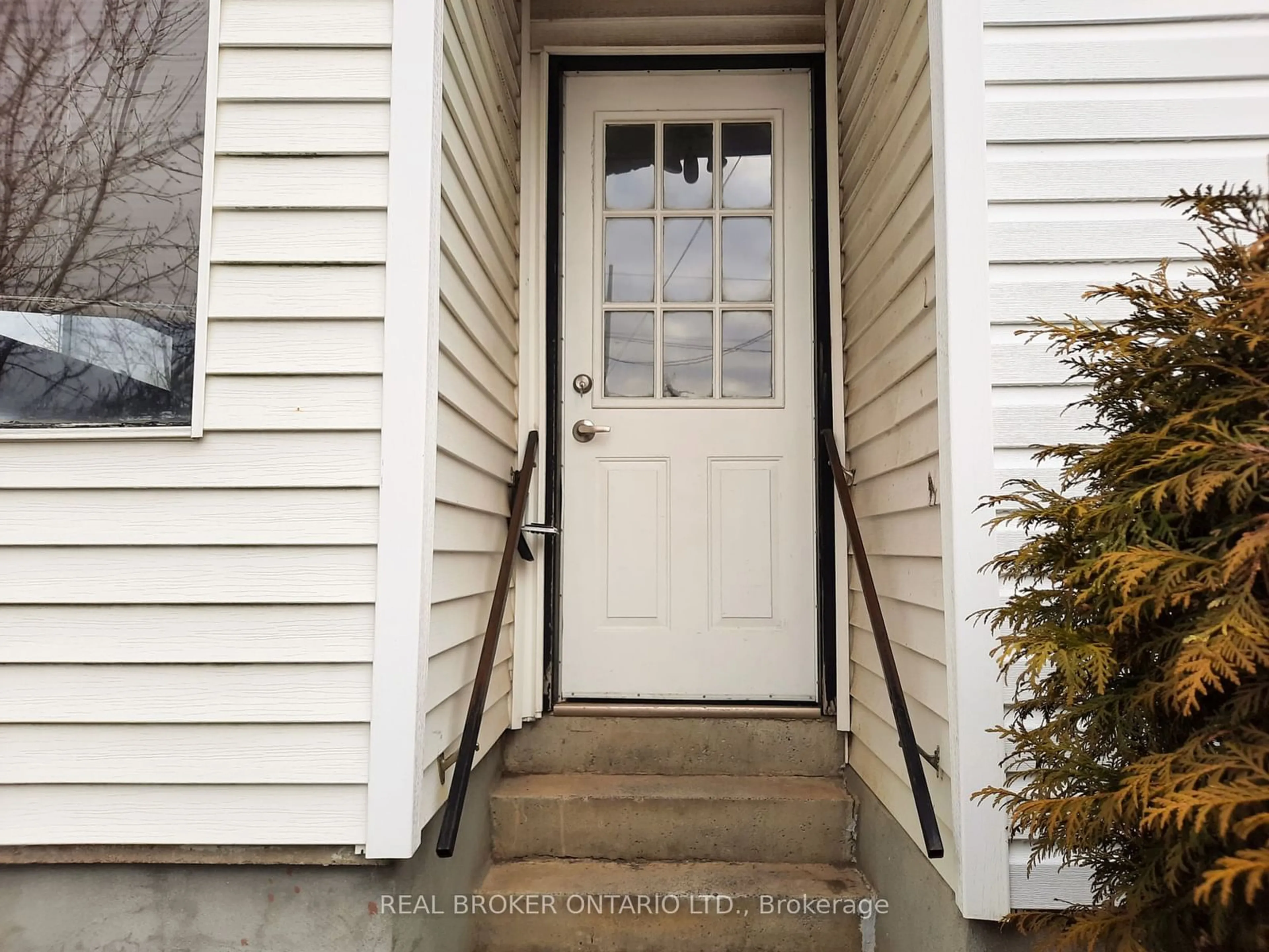 Indoor entryway for 7617 Flewellyn Rd, Stittsville - Munster - Richmond Ontario K2S 1B6