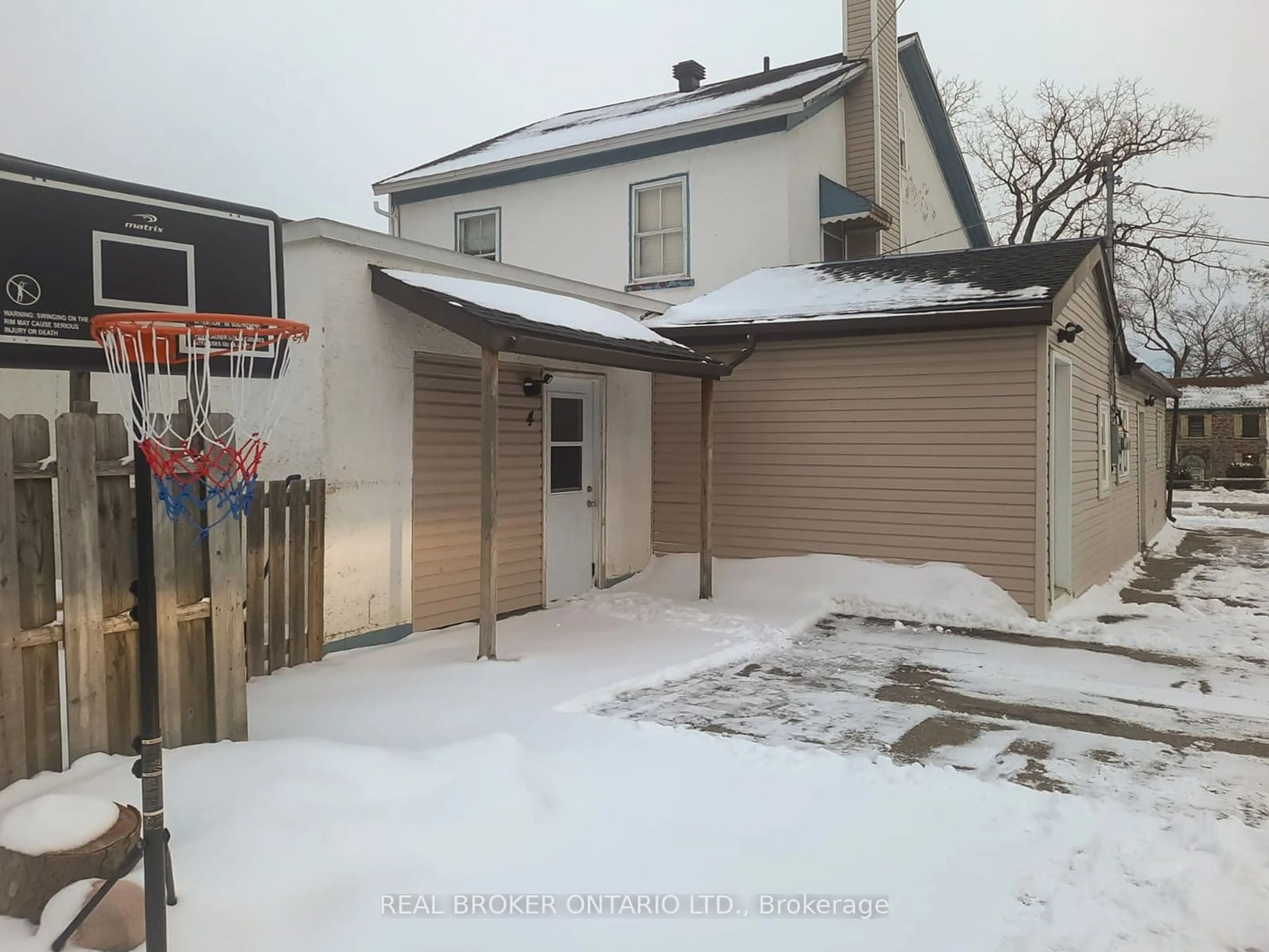 A pic from outside/outdoor area/front of a property/back of a property/a pic from drone, street for 494 King St, Prescott Ontario K0E 1T0