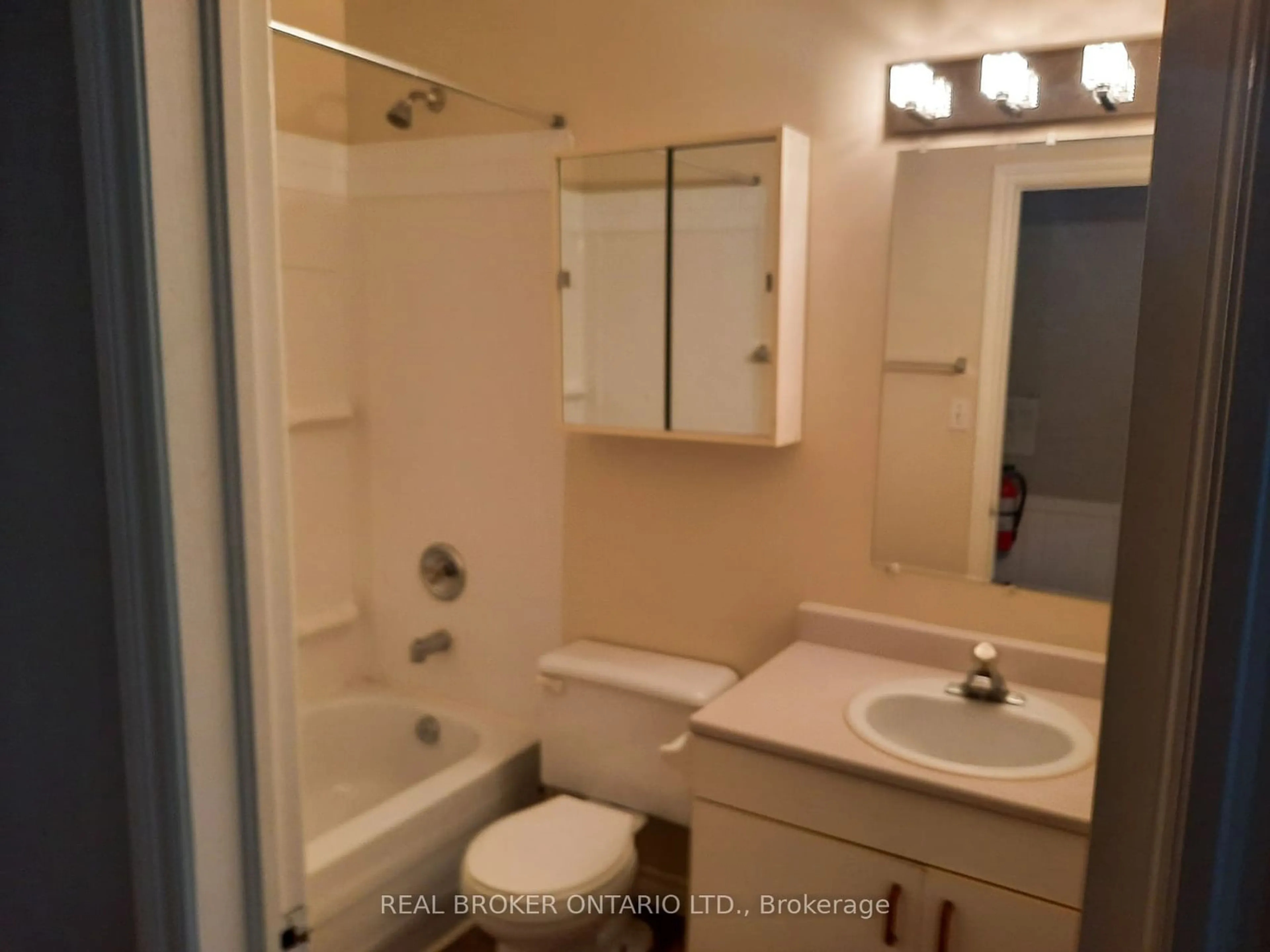 Standard bathroom, unknown for 494 King St, Prescott Ontario K0E 1T0